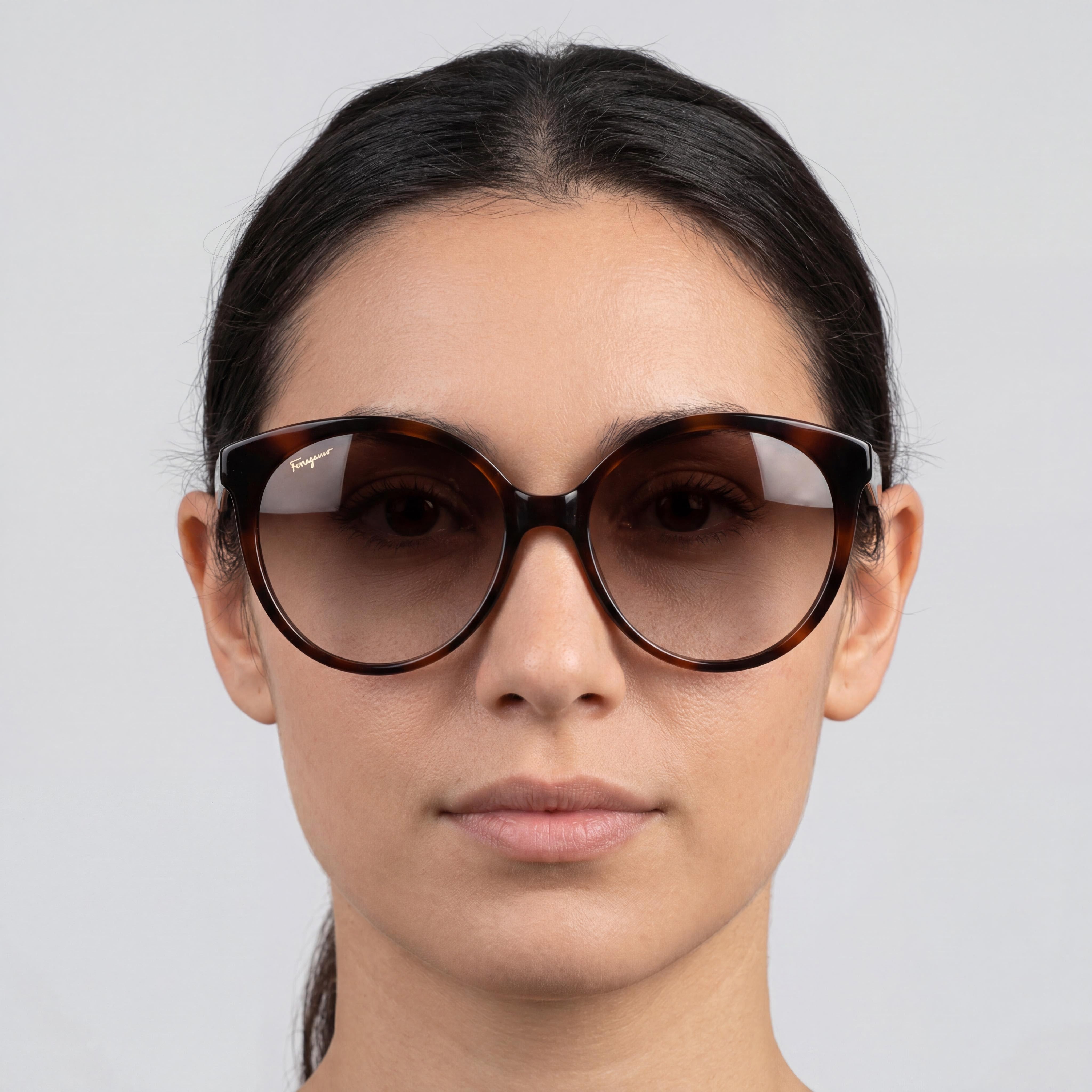 Gafas de sol clásicas Salvatore Ferragamo para mujer, con montura de plástico de carey, lentes marrones degradadas no polarizadas, 100% protección UV y 58 mm, Photo 4