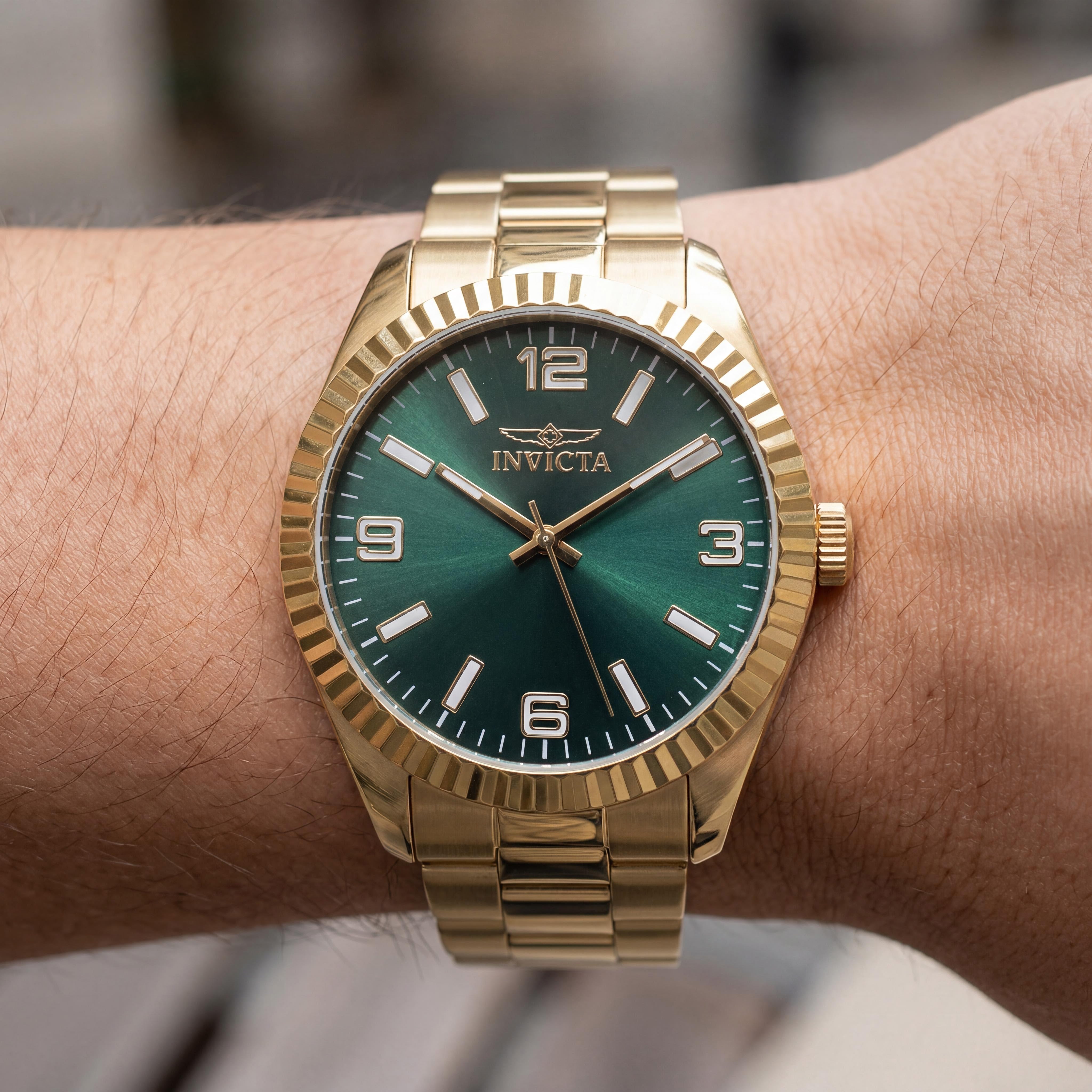 Invicta Specialty 49681 Reloj unisex de cuarzo con brazalete de acero inoxidable dorado de 43 mm y esfera verde, Photo 4