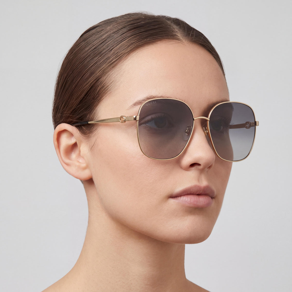 Gafas de sol Gucci GG1089SA cuadradas para mujer en metal dorado, ajuste asiático, con protección UV gris degradado, 61 mm, Photo 3