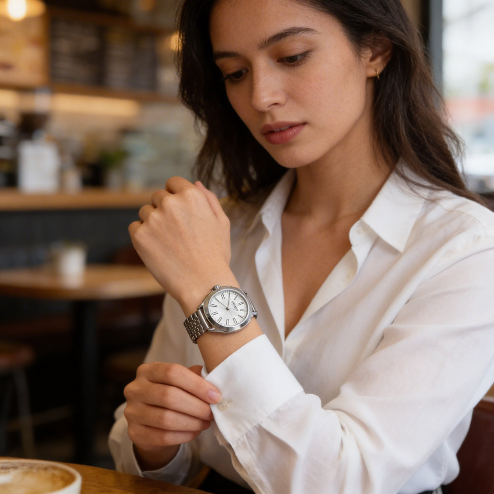 Reloj de cuarzo Invicta Wildflower 48915 para mujer, de acero inoxidable, de 32 mm, con esfera plateada y pulsera de eslabones.