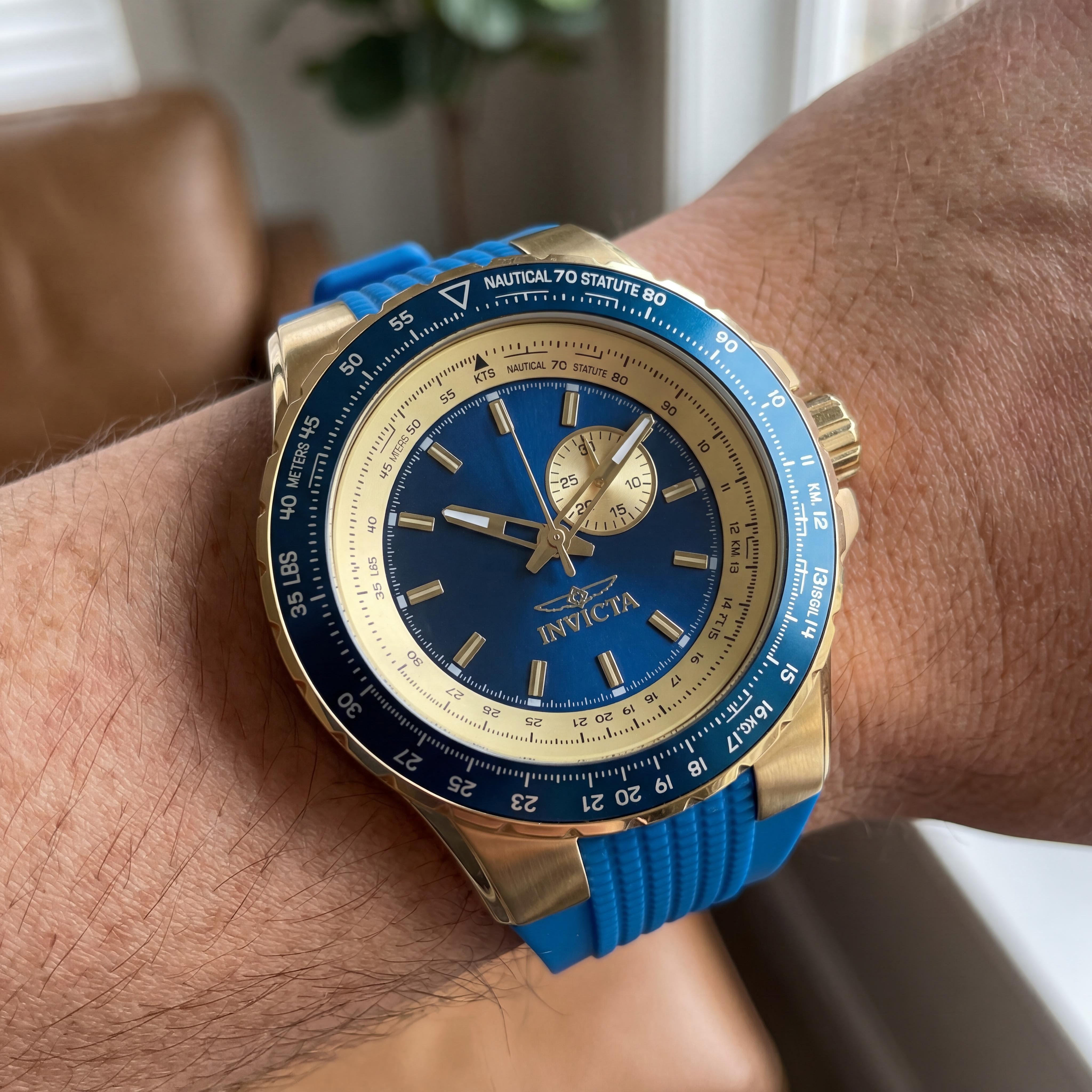 Invicta Aviator 49727 Reloj Unisex de Cuarzo de Acero Inoxidable Tono Dorado con Esfera Azul y Correa de Silicona de 50 mm Resistente al Agua, Photo 4