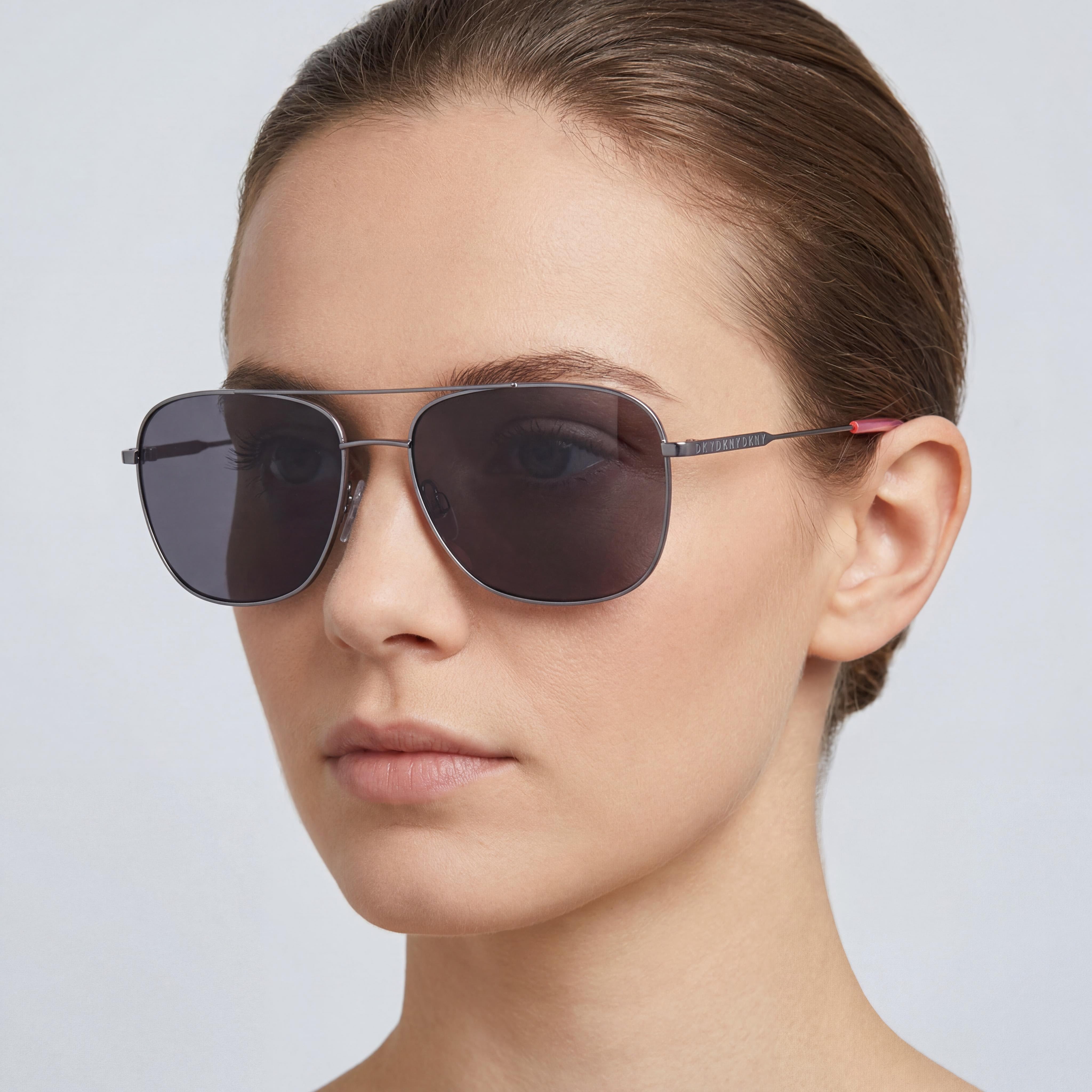 Gafas de sol DKNY Square para mujer, de metal, con protección UV 100 %, montura rosa neón metalizado y lentes ahumadas lisas, 58 mm, Photo 4