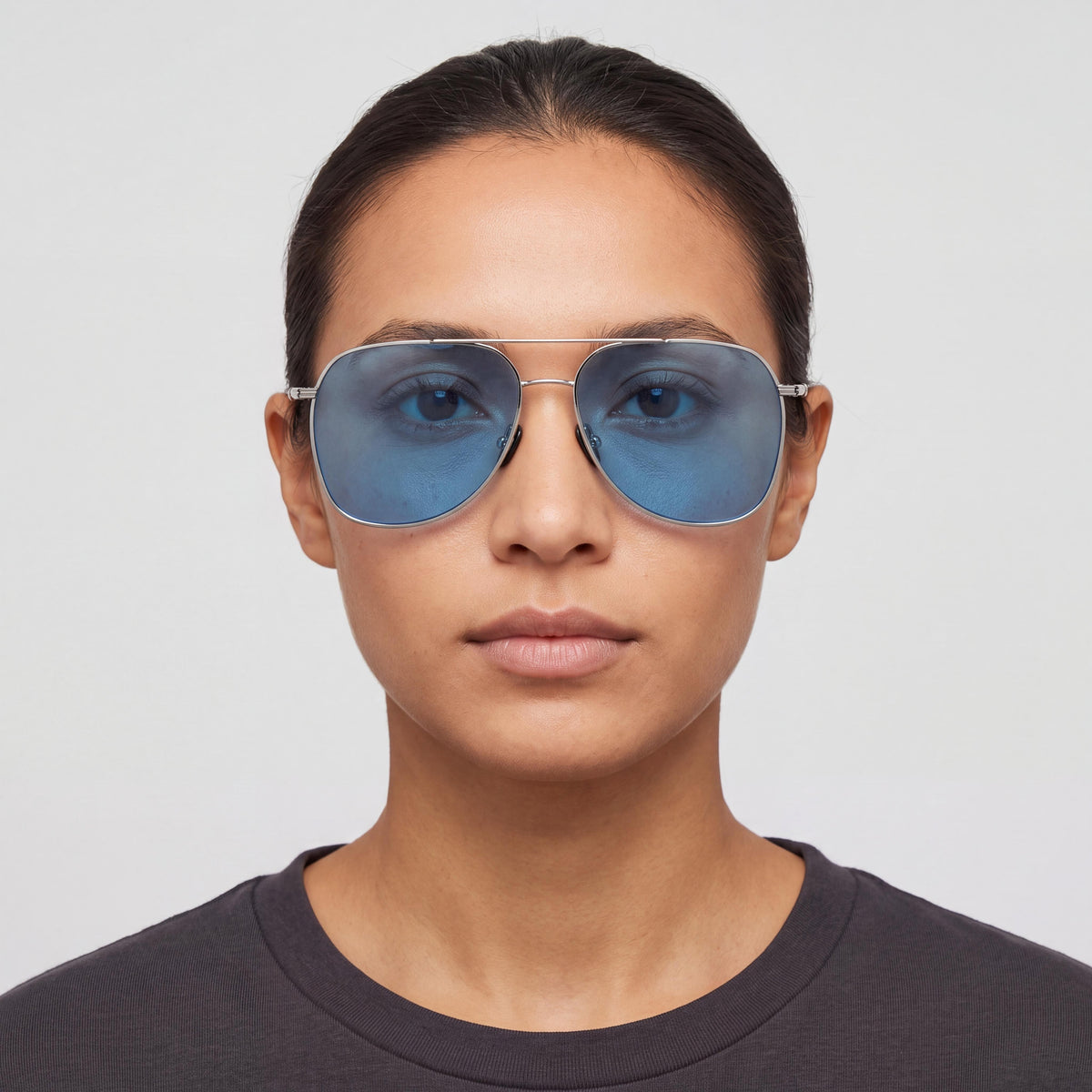 Gafas de sol Kyme para mujer con montura compuesta plateada y lentes de color plata brillante, Photo 3