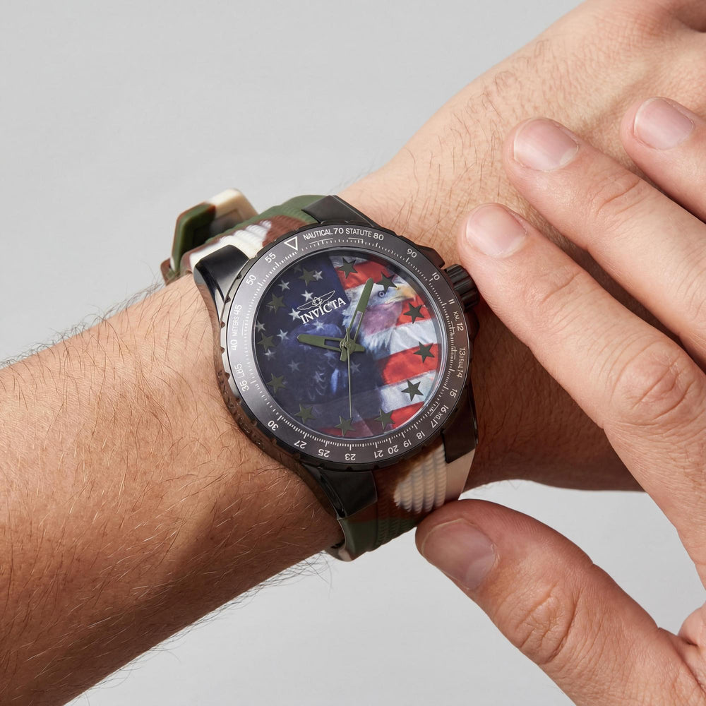 Reloj de cuarzo Invicta Aviator 48956 para hombre, de acero inoxidable, de 50 mm, esfera roja y correa de silicona azul, roja y blanca.
