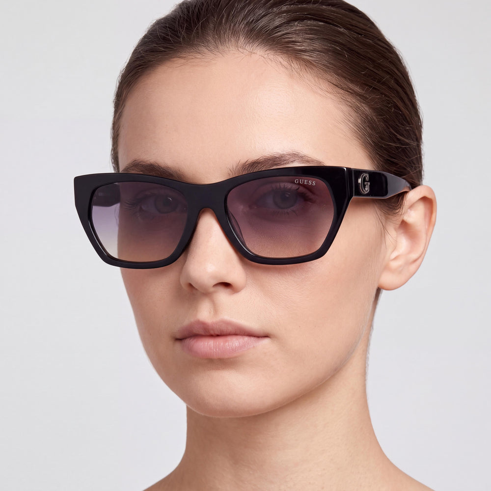 Gafas de sol GUESS GU00203-H01B56 para mujer, estilo clásico, montura de plástico negro brillante, lentes ahumadas degradadas 100% UV no polarizadas, 56-18-140