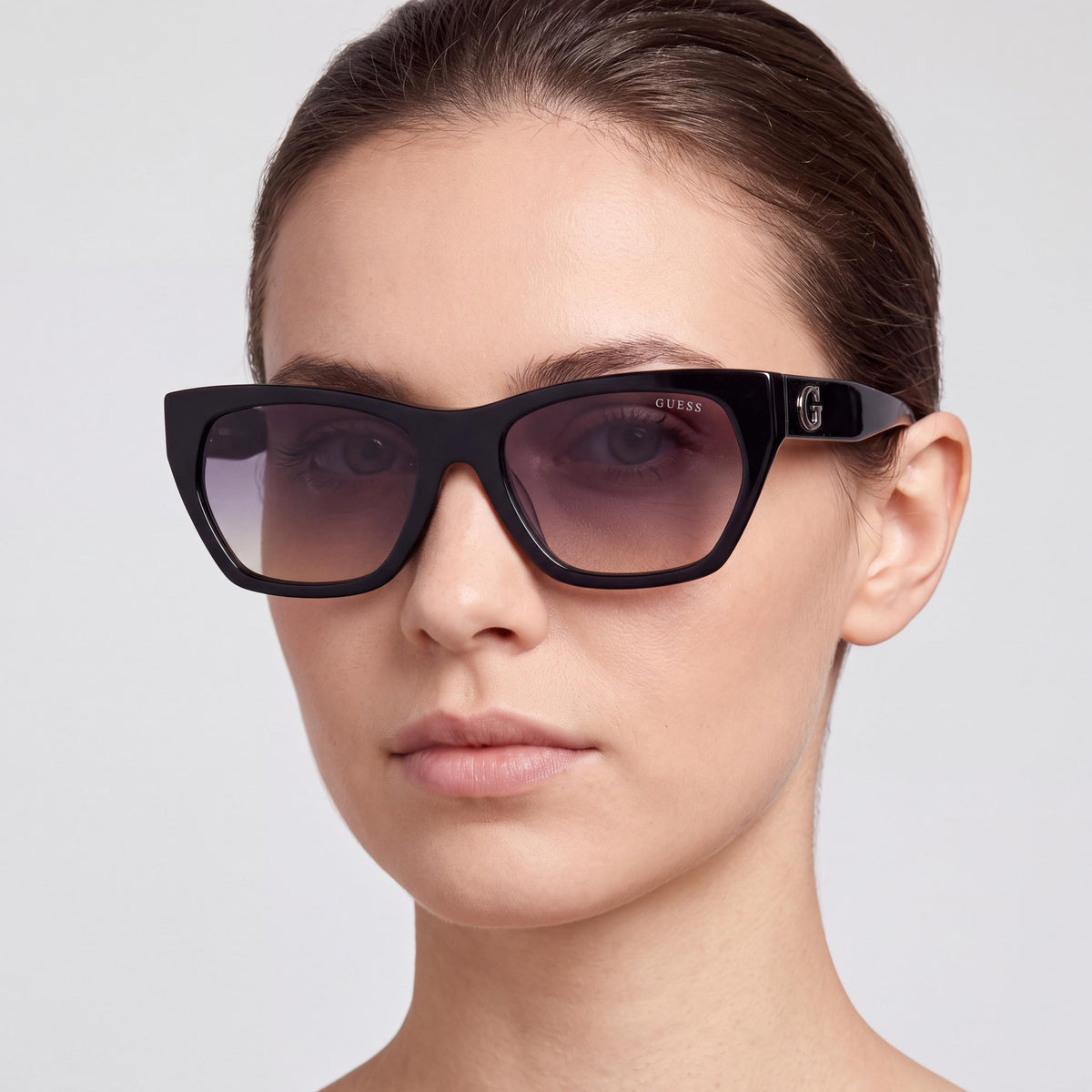 Gafas de sol GUESS GU00203-H01B56 para mujer, estilo clásico, montura de plástico negro brillante, lentes ahumadas degradadas 100% UV no polarizadas, 56-18-140, Photo 3