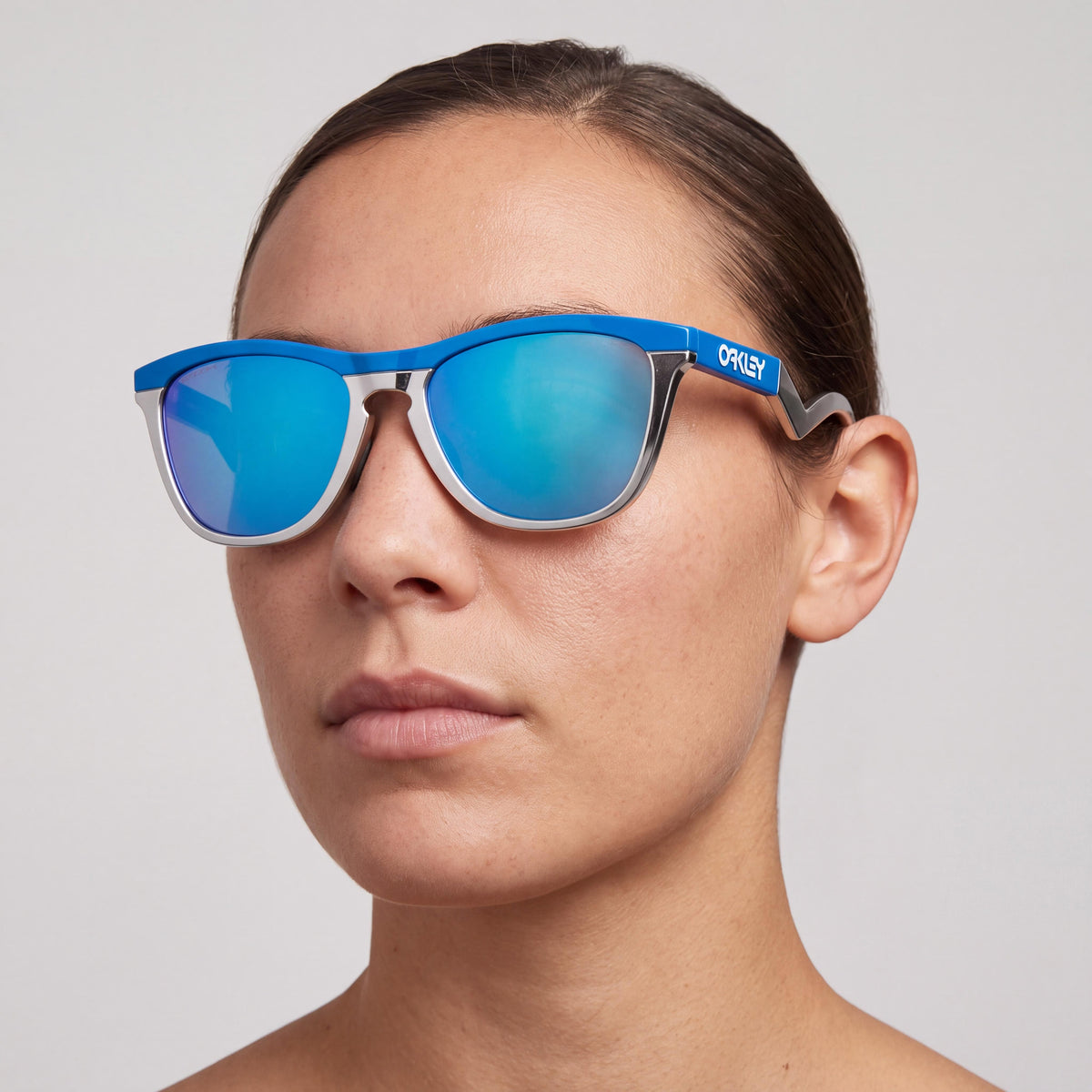 Oakley Oo9289 Gafas de sol redondas unisex Azul primario/Cool Grey Prizm Sapphire No polarizadas Protección UV 100% 55mm, Photo 4