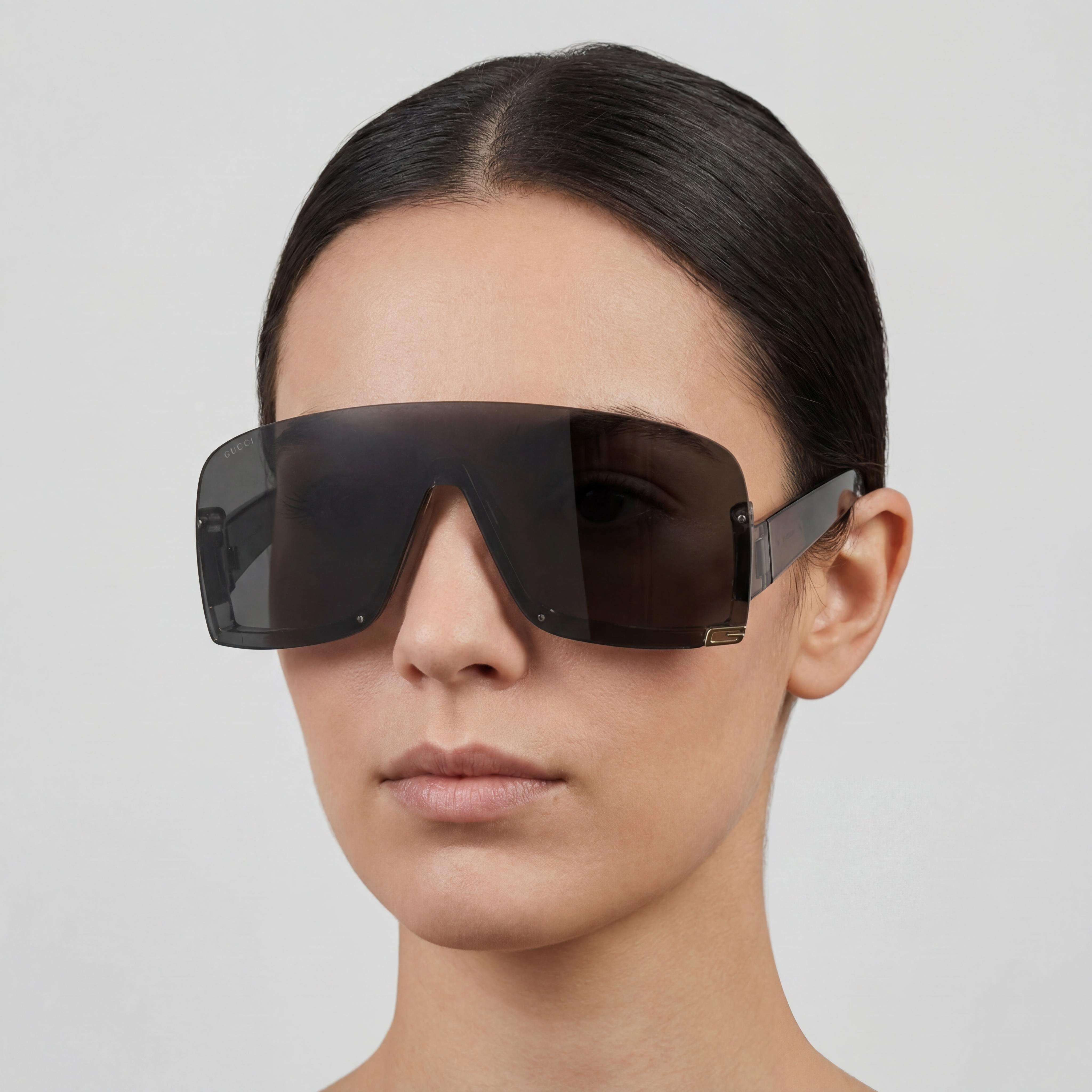 Gucci Women's Shield/Wrap Sunglasses, Injection Frame, Grey Silver, Smoke Multilayer Silver Lens, 99-1-115mm, Photo 3