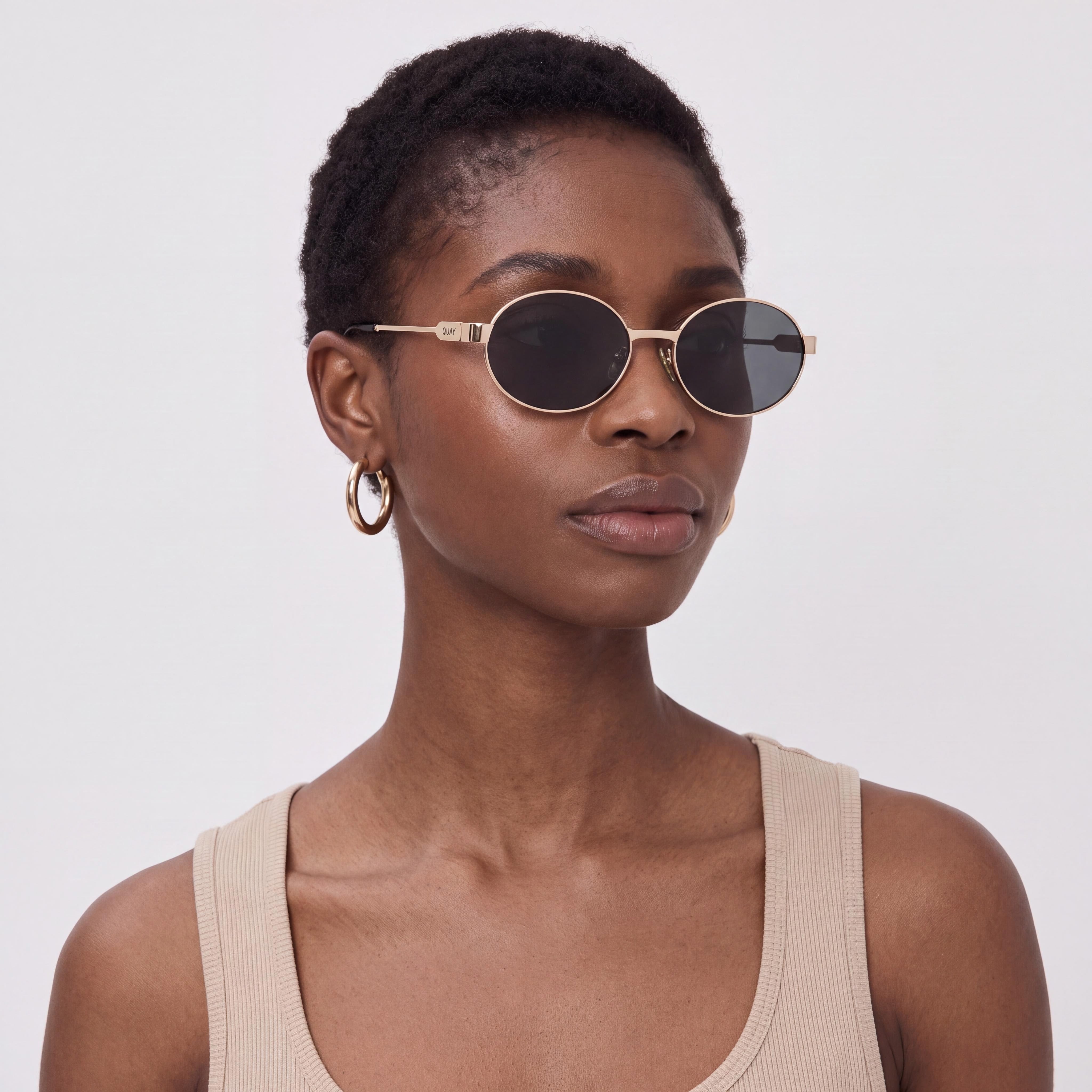QUAY AUSTRALIA Gafas de sol de perfil alto para mujer, montura metálica dorada, lentes de policarbonato, sin polarizar, protección UV, 141mm, Photo 4