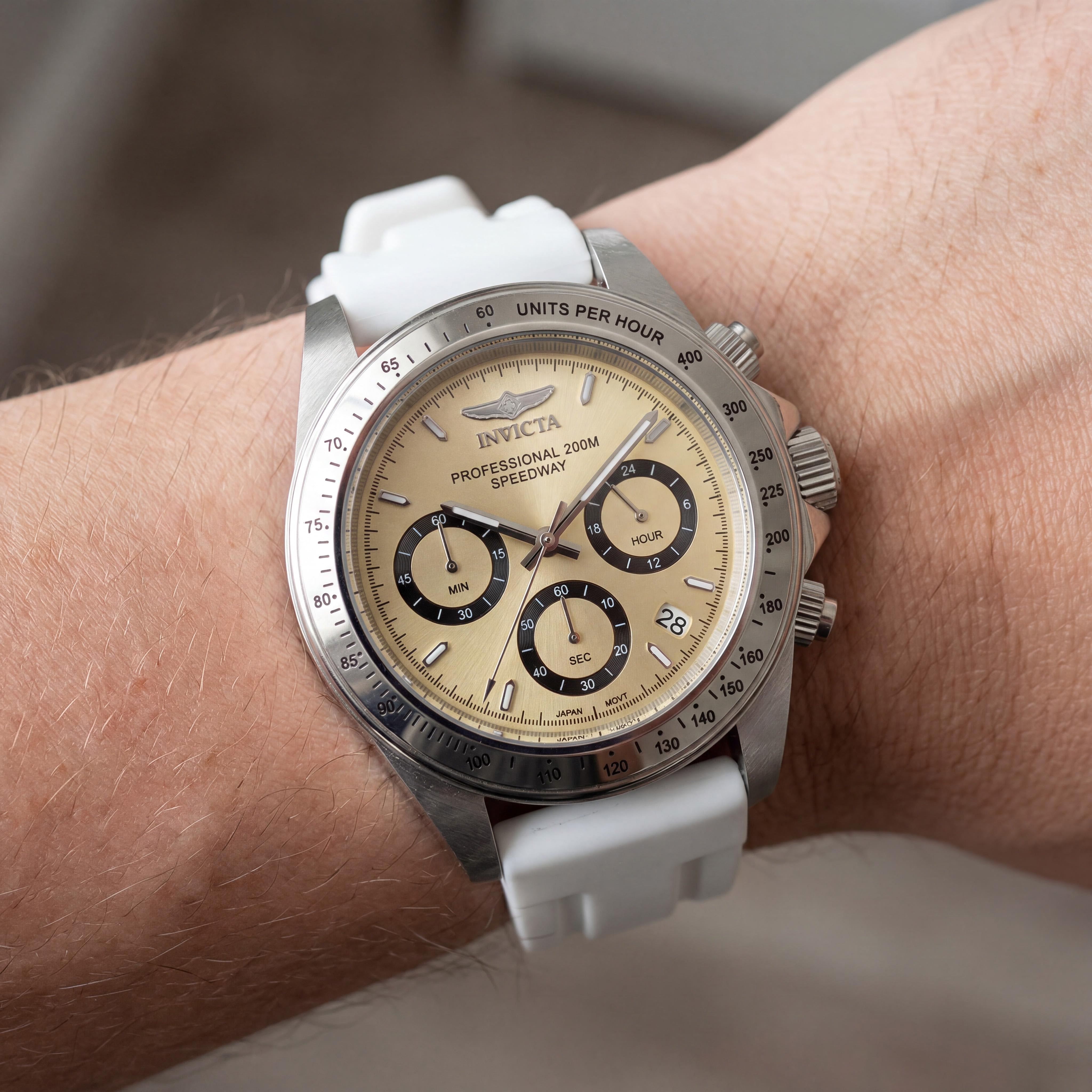 Invicta Speedway 50487 Reloj de hombre con cronógrafo, caja de acero inoxidable plateado de 40 mm, esfera dorada y correa de silicona, Photo 3