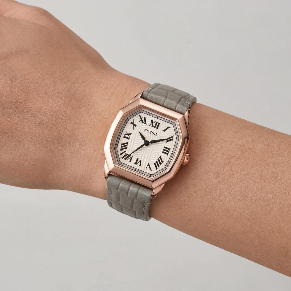 Reloj FOSSIL para mujer de 27 mm con caja octogonal de acero inoxidable en oro rosa, esfera texturizada y correa de piel de cocodrilo gris.