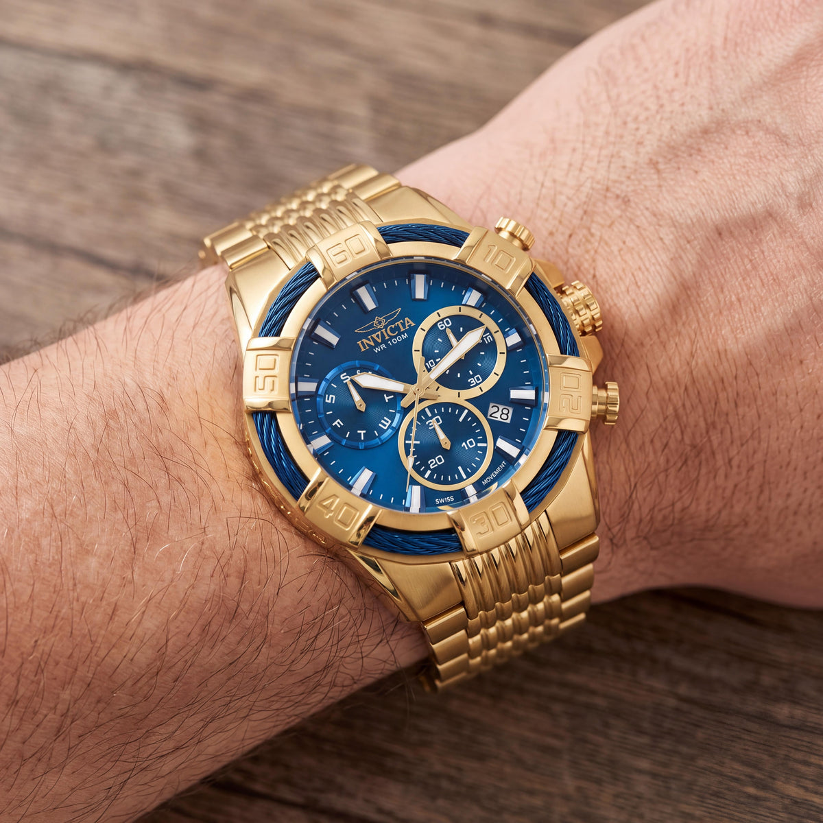 Invicta Bolt Reloj Cronógrafo de Cuarzo Suizo Luminoso para Hombre, Tono Dorado, Acero Inoxidable, Esfera Azul 51mm, Photo 3