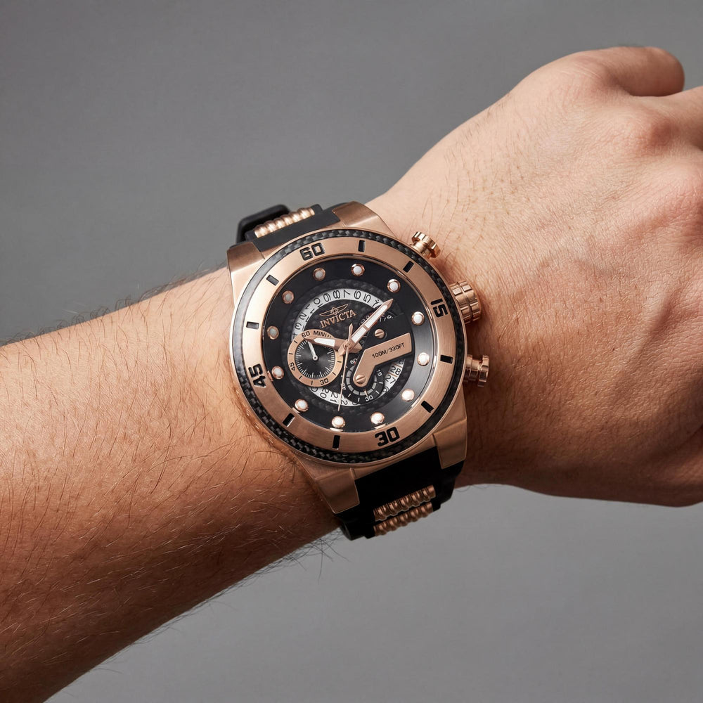 Reloj de cuarzo Invicta Chronograph para hombre, caja de 51 mm, esfera negra, detalles en oro rosa, correa de silicona, resistencia al agua de 100 m.