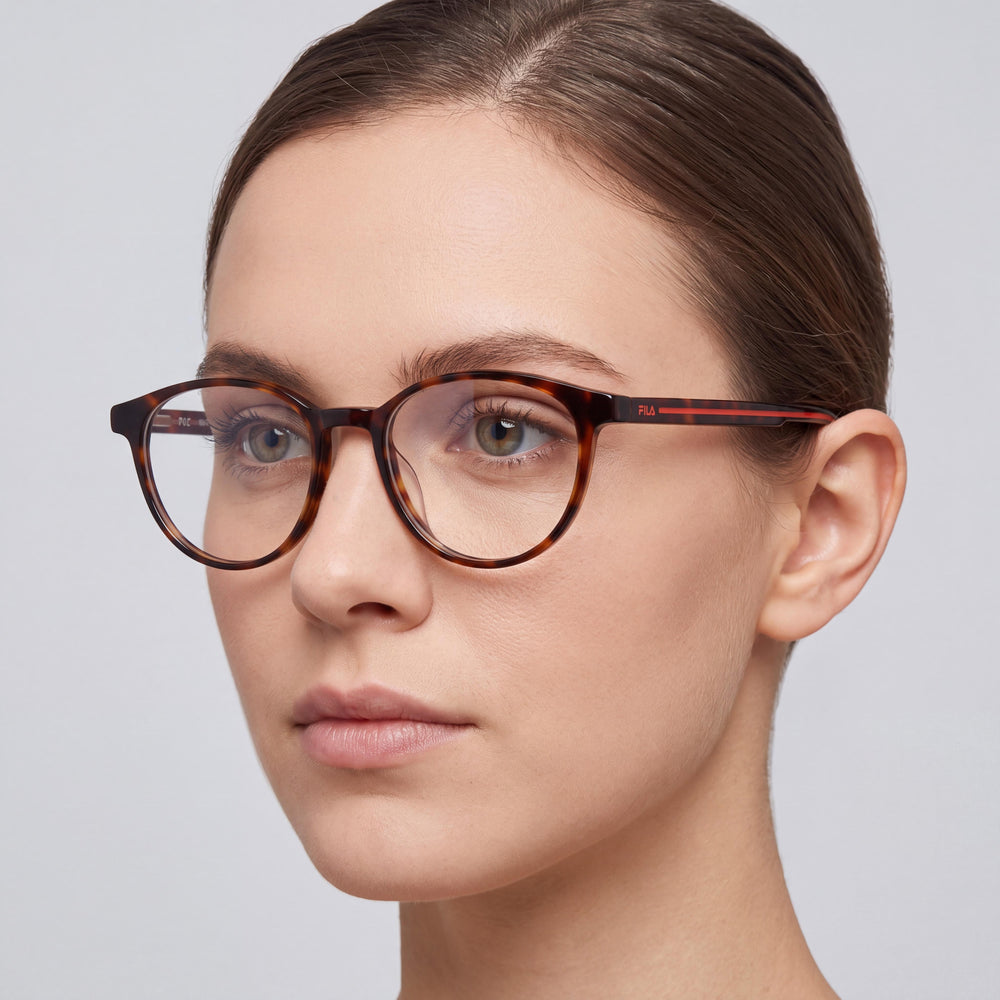 Gafas Fila Vf9322 unisex de pasta color habano, forma ovalada, aro completo, lentes transparentes sin graduación, con lente de 50 mm y patilla de 140 mm