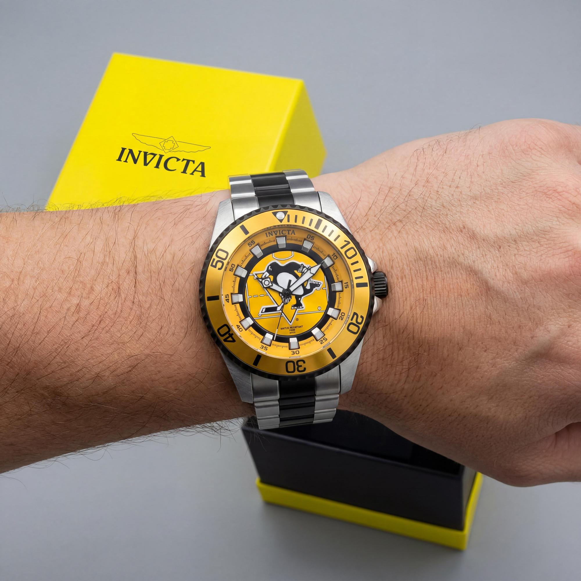 Reloj de cuarzo Invicta IN-42242-AMZUK para hombre, acero inoxidable de 47 mm, esfera amarilla, correa plateada negra de dos tonos, resistente al agua., Photo 3