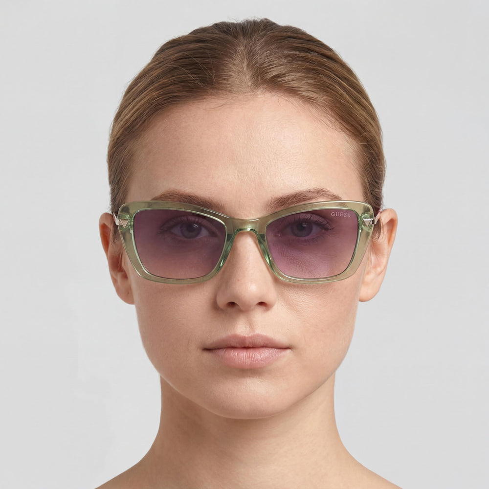 Gafas de sol GUESS para mujer, montura completa de plástico, lentes moradas, protección UV, 135 mm, color verde claro brillante