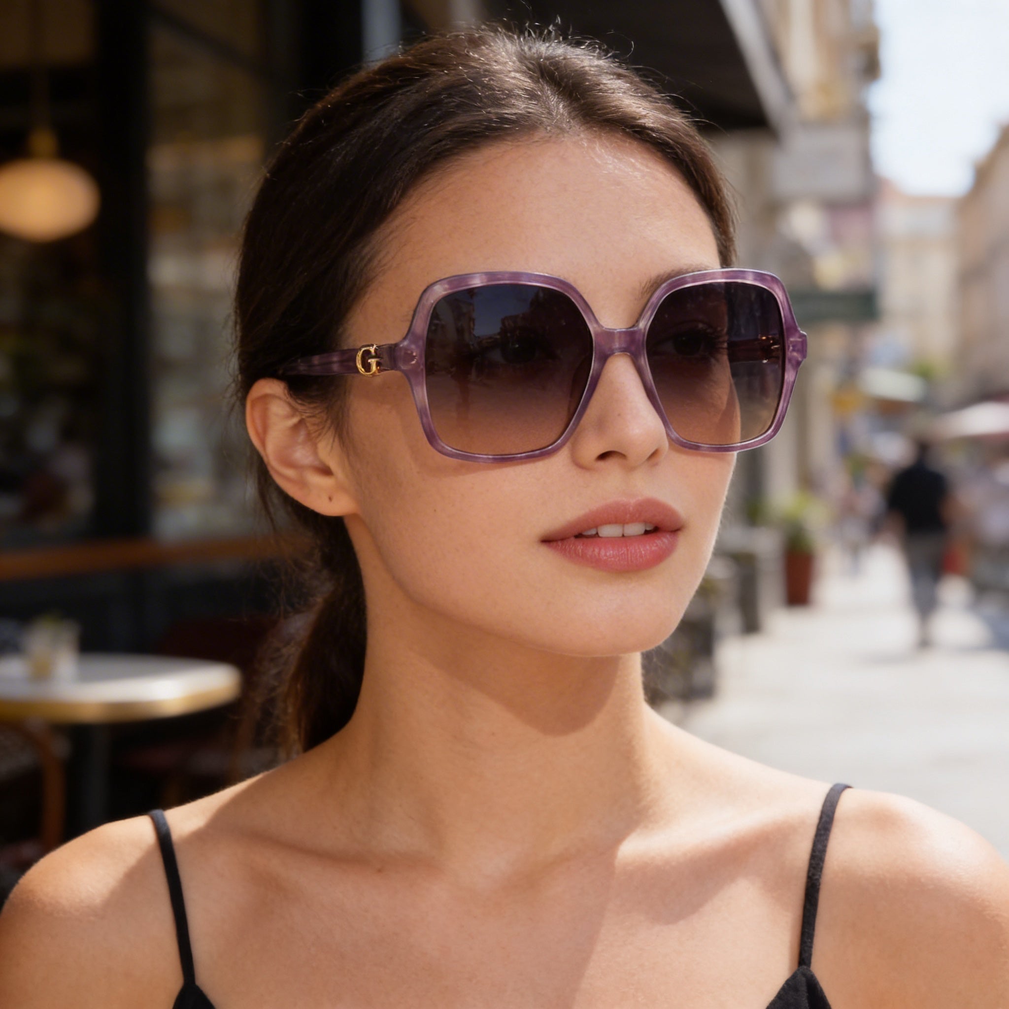 GUESS Gafas de sol modernas para mujer con montura de plástico lila Avana y lentes de policarbonato degradadas violetas de 57 mm, Photo 5