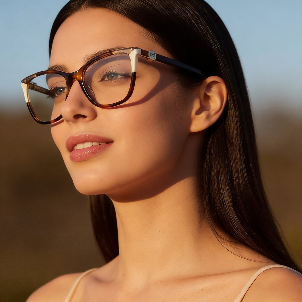 Montura de acetato color marfil estilo ojo de gato para mujer de Carolina Herrera Modern, lentes transparentes de demostración, apta para prescripción (lente de 53 mm)