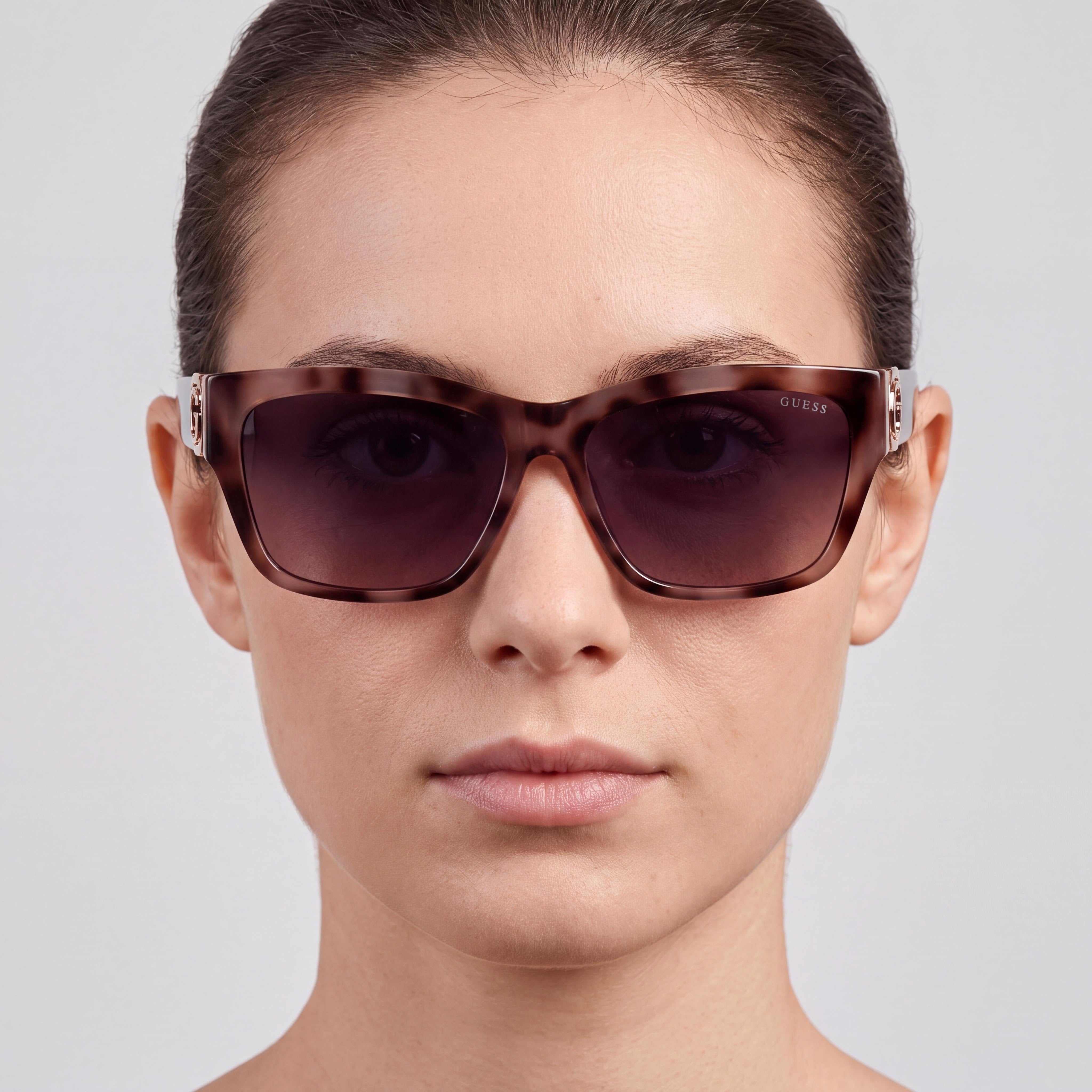 GUESS Gafas de sol inyectadas Gu00105 para mujer, montura Habana brillante gris de color, lentes grises degradadas con protección UV, 56 mm, Photo 4