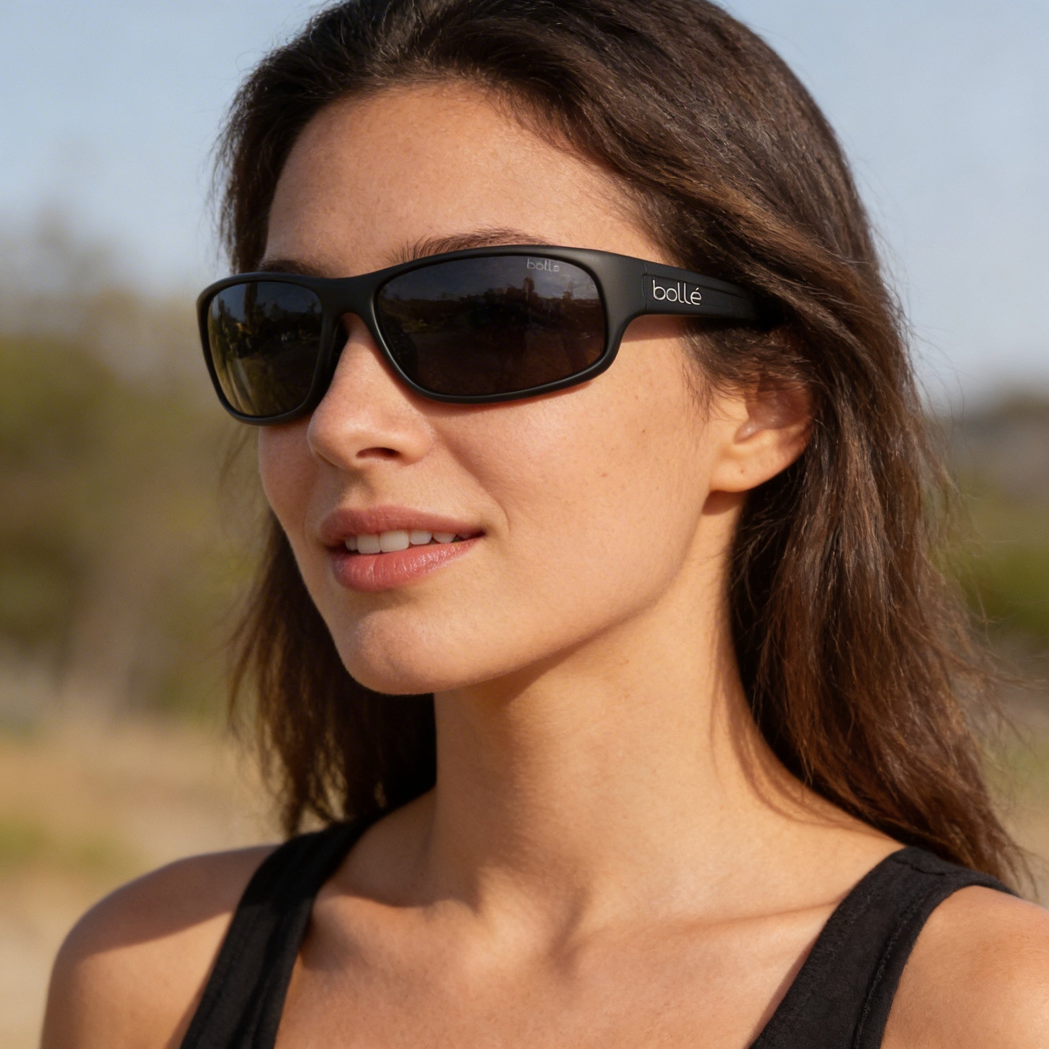 Gafas de sol modernas unisex Bollé con montura de policarbonato negro y lentes polarizadas de policarbonato TNS, 64 mm, Photo 5