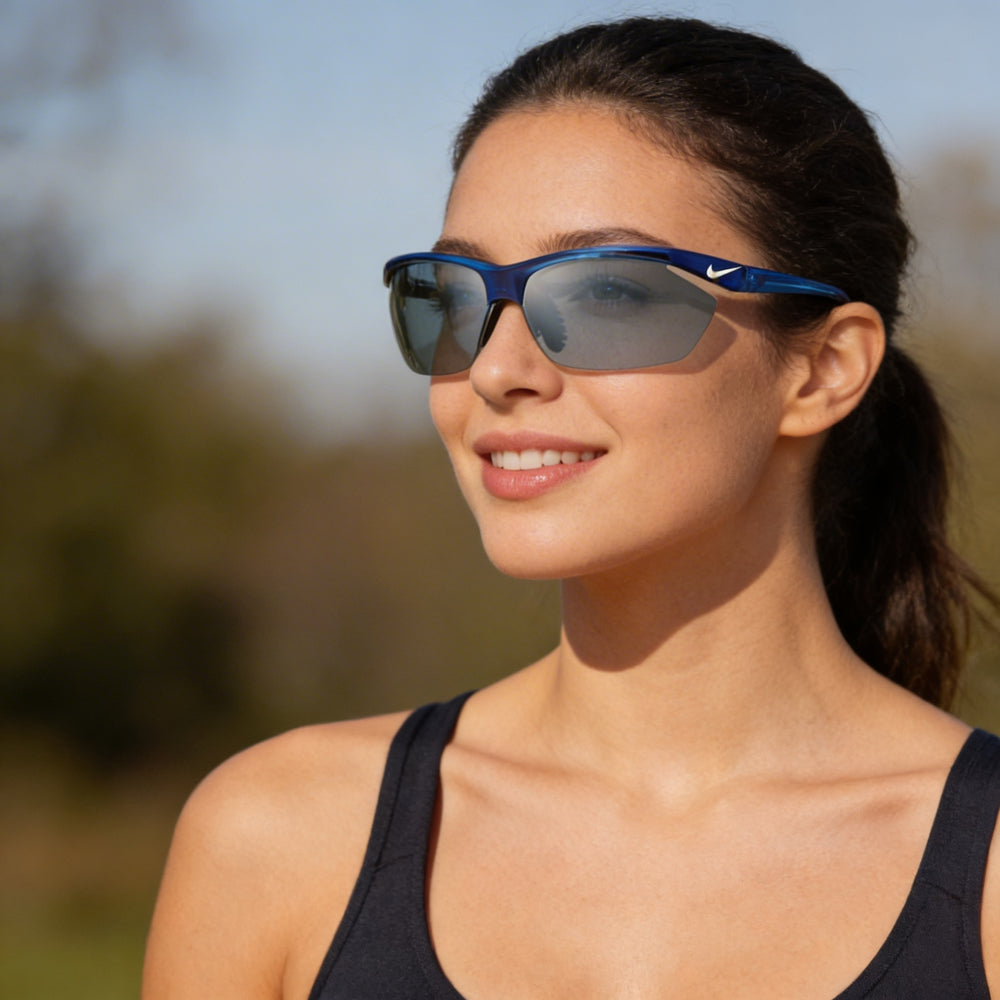 Gafas de sol de competición Wayfarer de Nike para mujer con montura de plástico azul, lentes azules y protección UV
