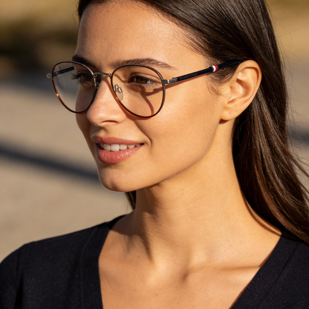 Gafas Tommy Hilfiger unisex Panthos, montura de metal rutenio, lente de policarbonato, sin aumento, 50 mm de ancho de lente.