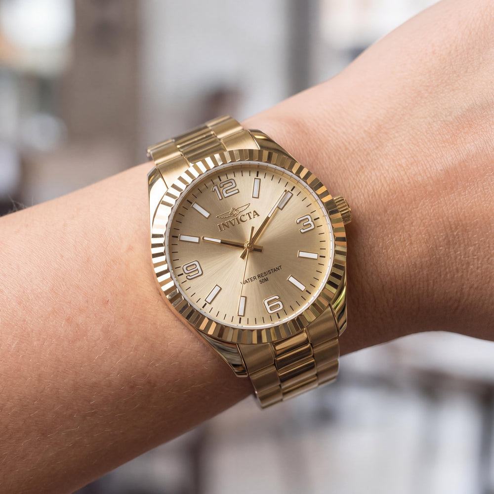 Reloj de cuarzo Invicta Specialty 47460 para mujer, de 43 mm, con esfera dorada, brazalete de acero inoxidable, resistente al agua hasta 5 ATM