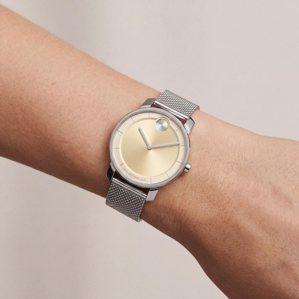 Reloj Movado Bold Access para mujer con pulsera de malla de acero inoxidable plateada, esfera dorada y segundero.