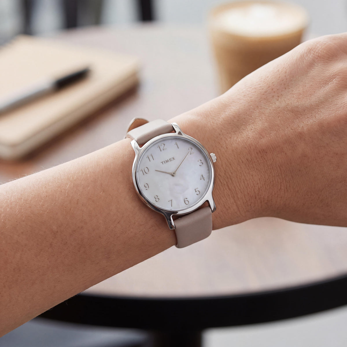 Reloj de vestir para mujer Timex TW2T35900, que presenta un marco rosa, una correa para usar y una pantalla integrada, Photo 4