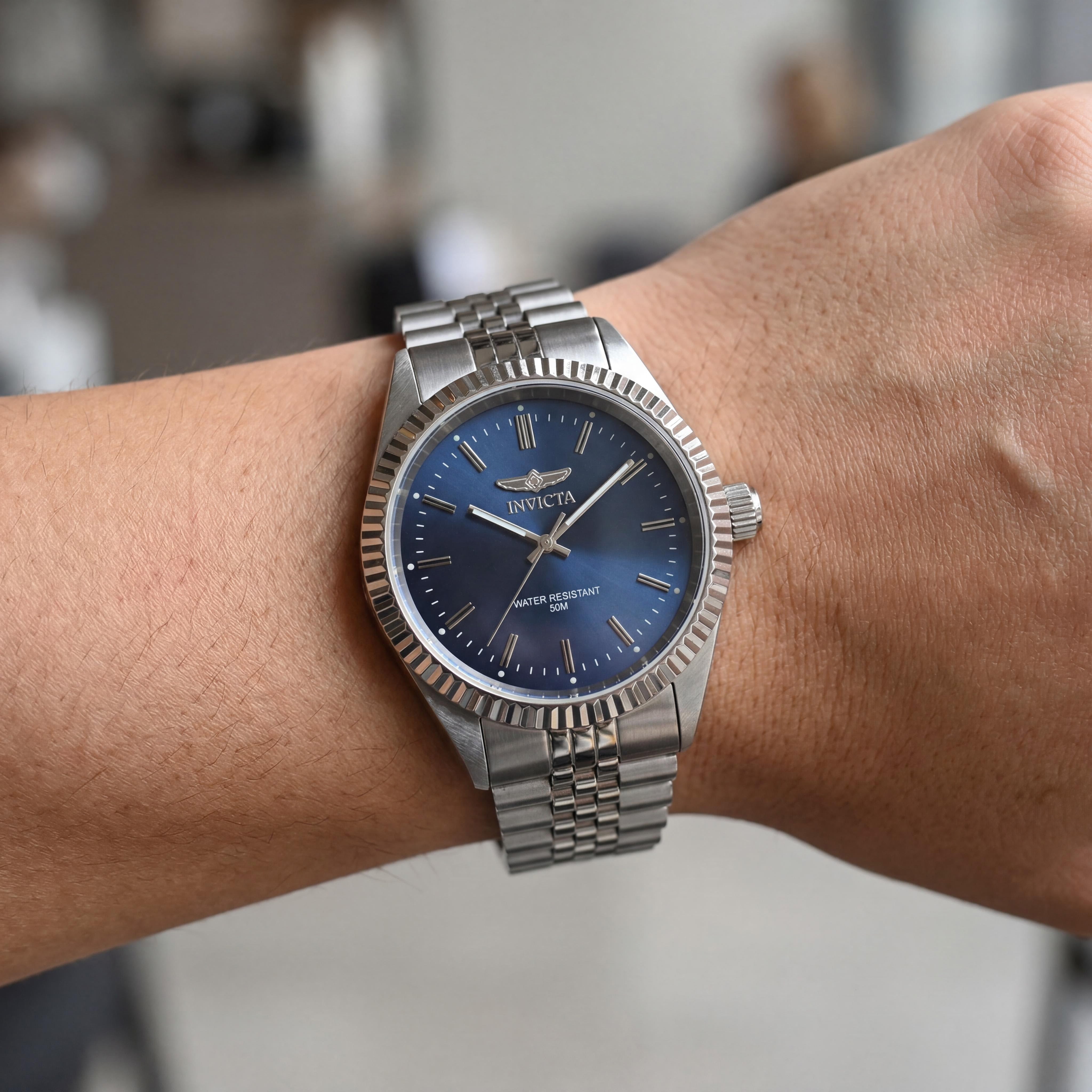Invicta Reloj de cuarzo contemporáneo unisex de 43 mm, resistente al agua, de acero inoxidable plateado con esfera azul, Photo 4