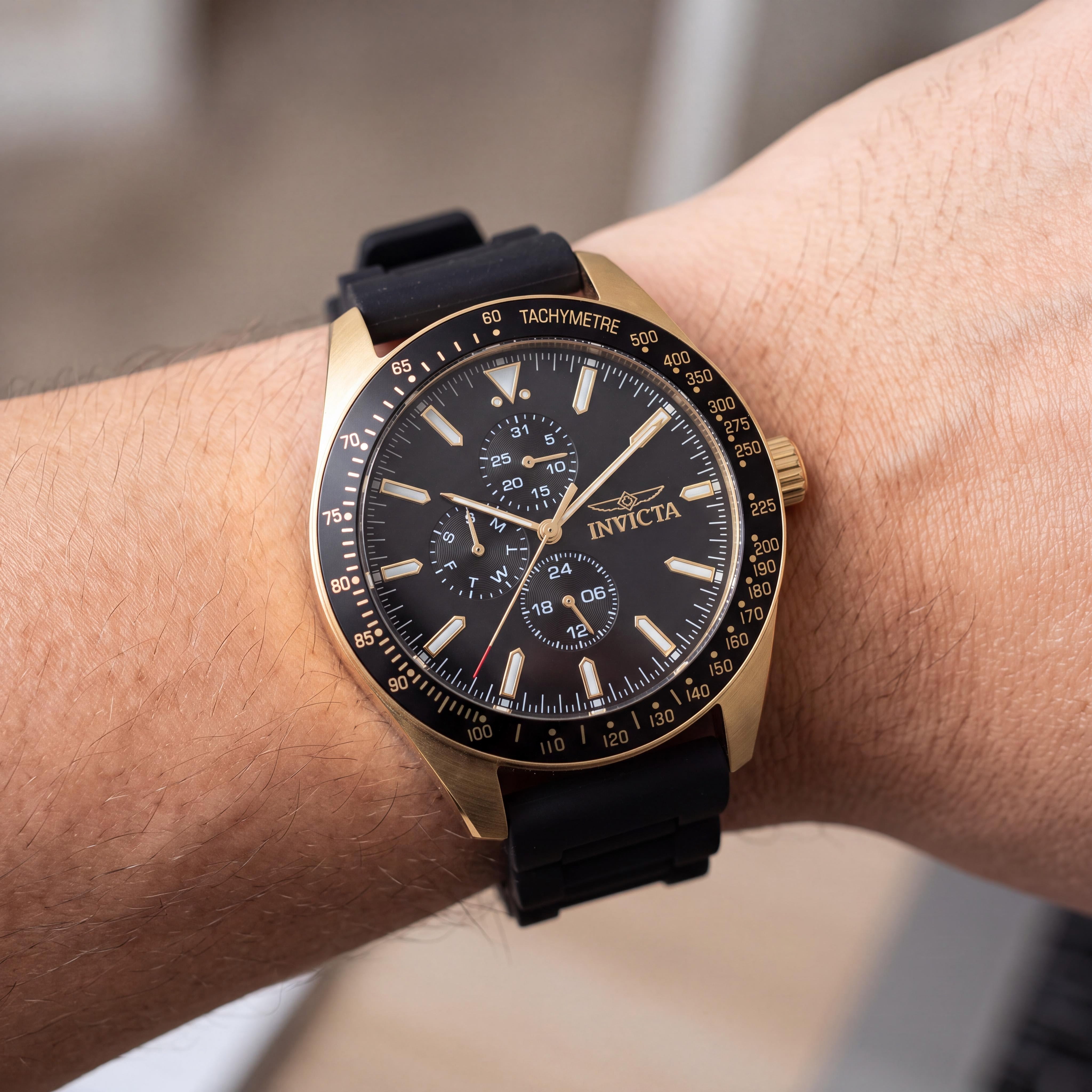 Invicta Aviator Reloj Unisex de Cuarzo, Correa de Silicona Negra, Detalles Dorados, Brilla en la Oscuridad, Sumergible 100m, 45mm, Photo 4