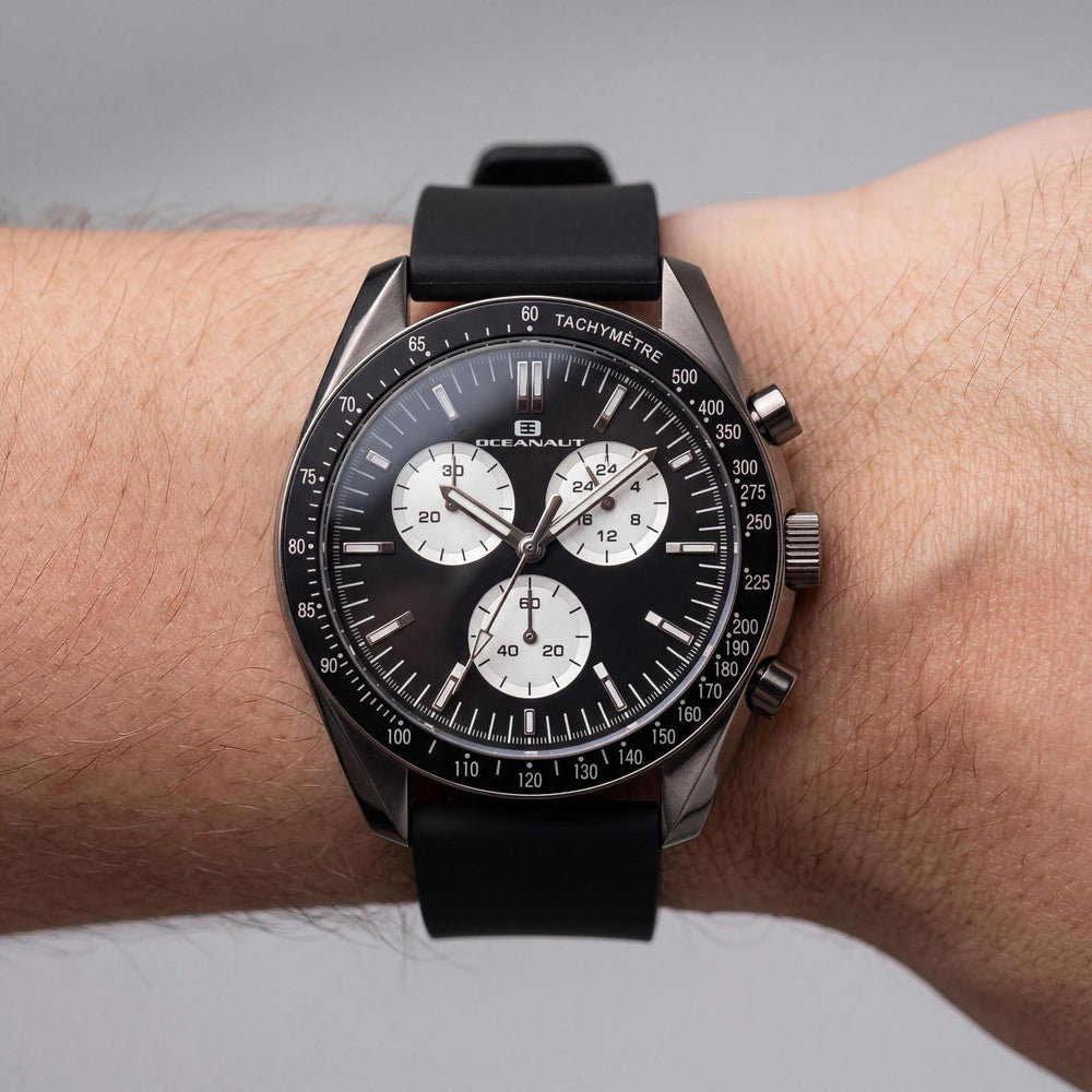 Reloj cronógrafo Oceanaut Modern para hombre con esfera negra, caja de plástico, correa de cuero y movimiento de cuarzo.