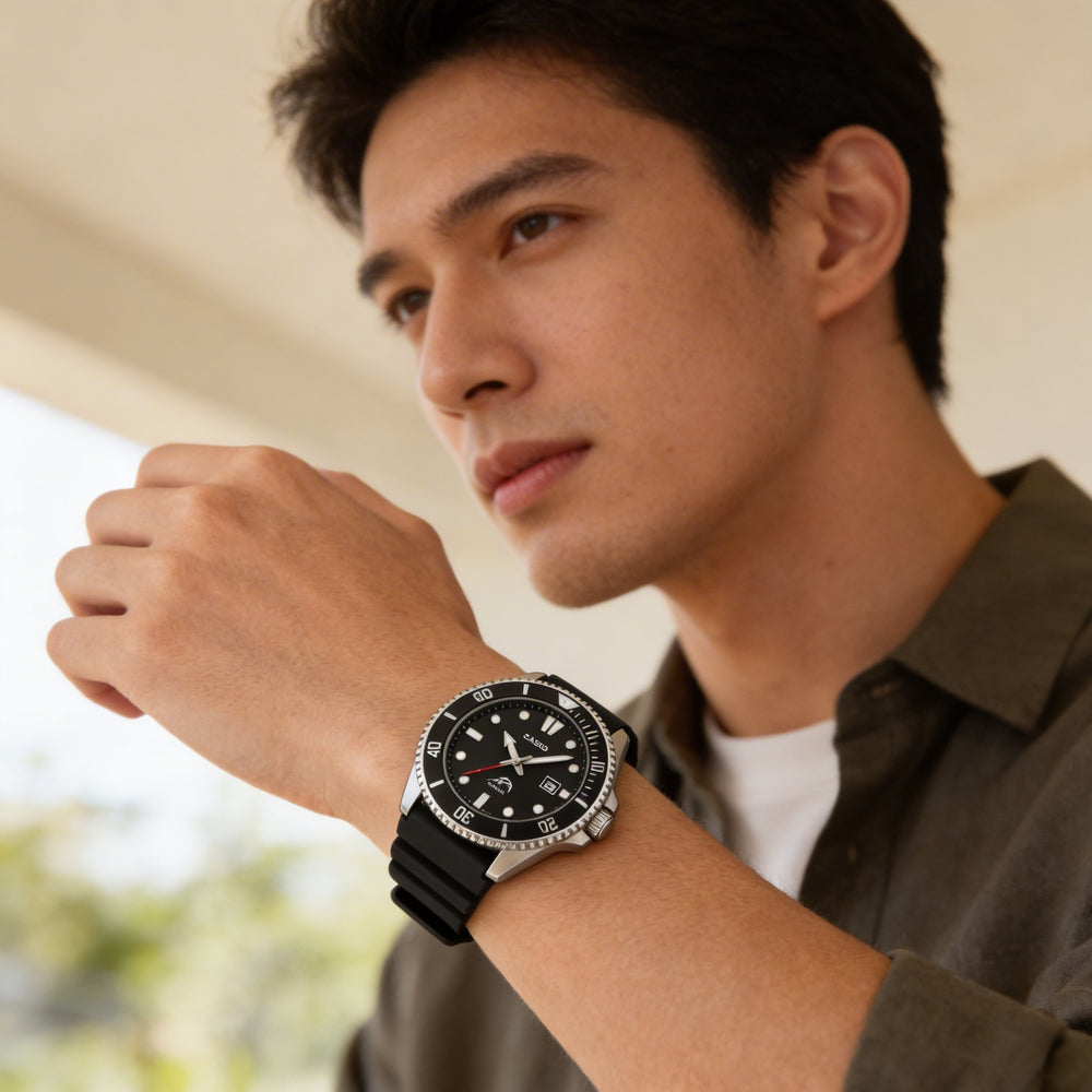 Reloj Casio para hombre con correa de resina, caja de acero inoxidable negro/plateado, esfera negra, resistente al agua, segundero.