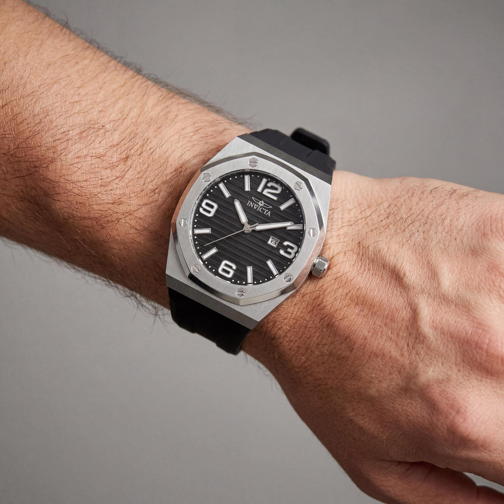 Reloj Invicta Huracan Modern para hombre, de 48 mm, con caja de acero y silicona negra, de cuarzo y esfera negra.