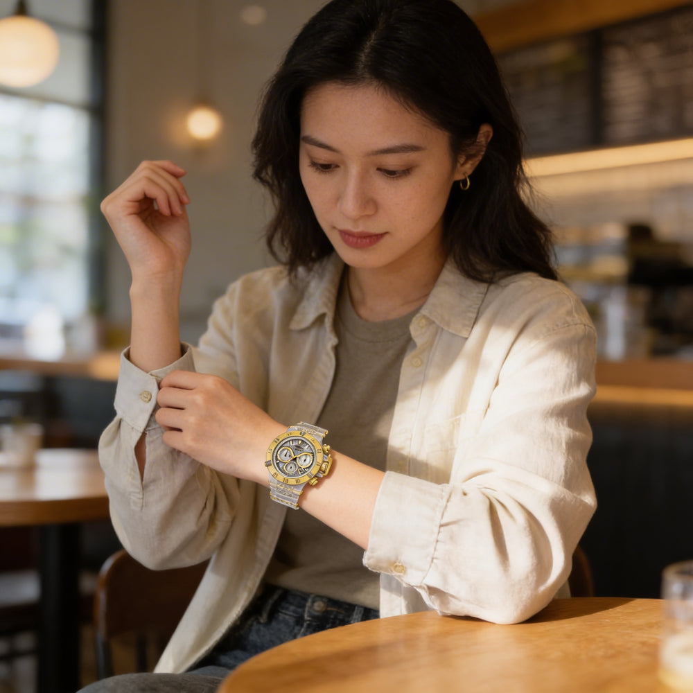 Reloj cronógrafo Invicta para mujer de acero inoxidable de 42 mm con correa de silicona blanca y tono dorado.