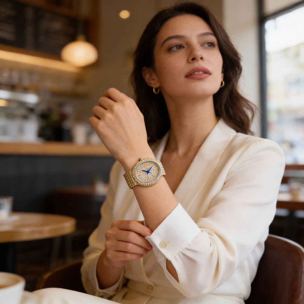 Reloj de cuarzo Christian Van Sant para mujer en tono dorado con cristales en el bisel y pulsera de acero inoxidable.