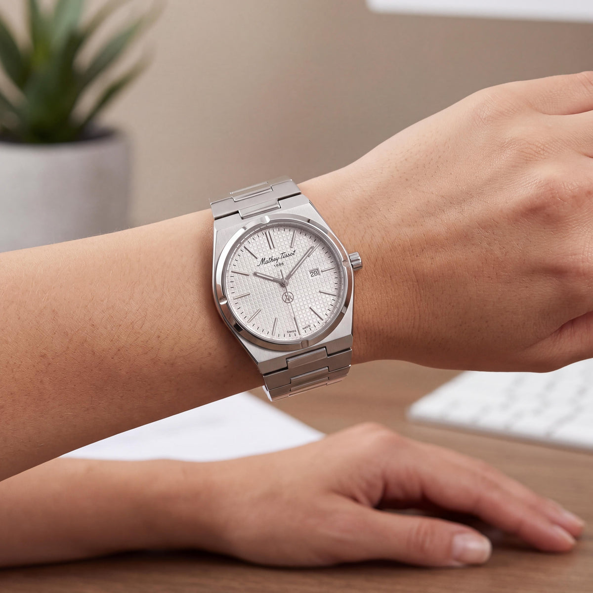 Mathey-Tissot D117AS Women's Silver-Tone Stainless Steel Bracelet Quartz Watch with Silver Dial 36mm, Photo 4
