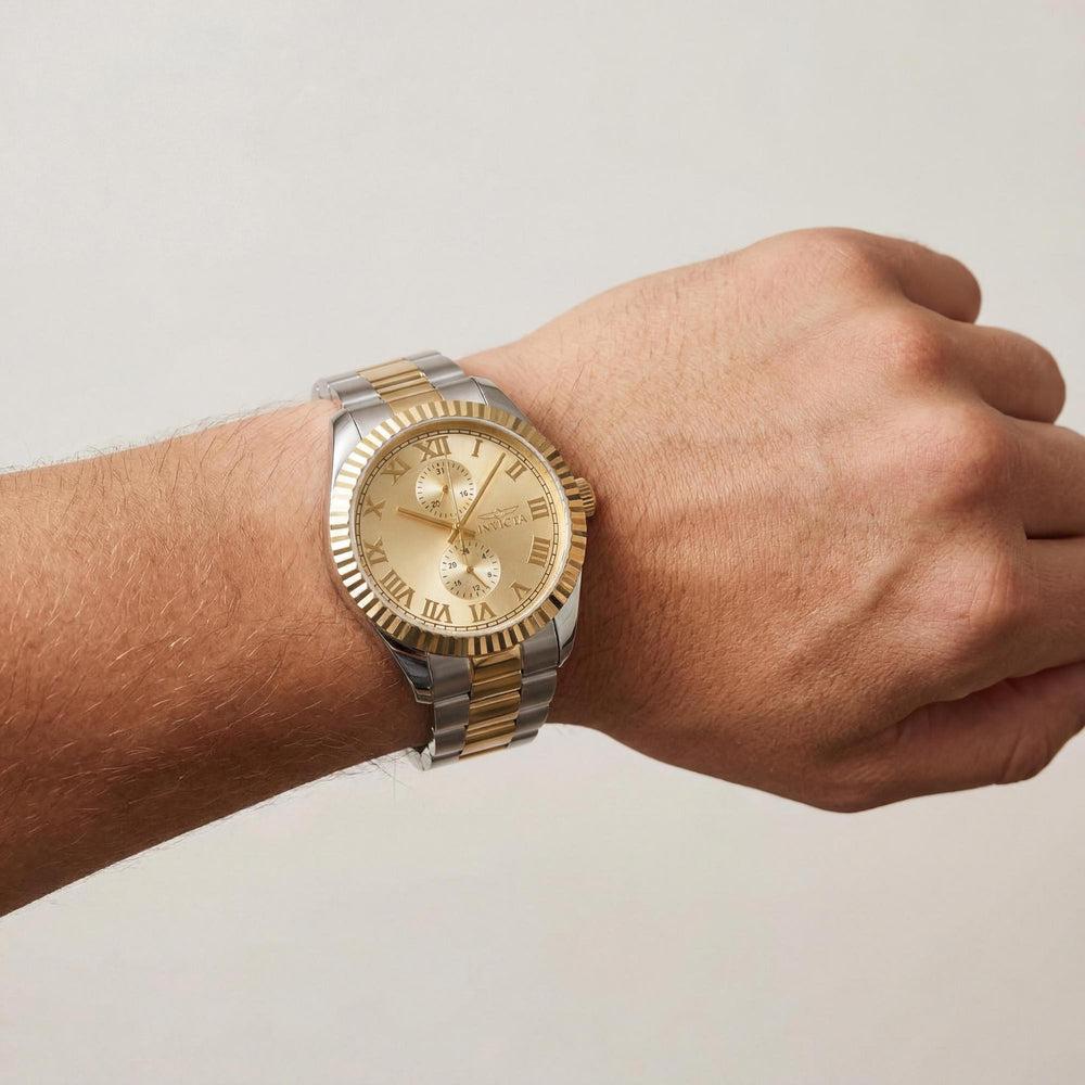 Reloj unisex Invicta Specialty 47428 de 43 mm con correa de acero inoxidable en tono plateado y esfera dorada.
