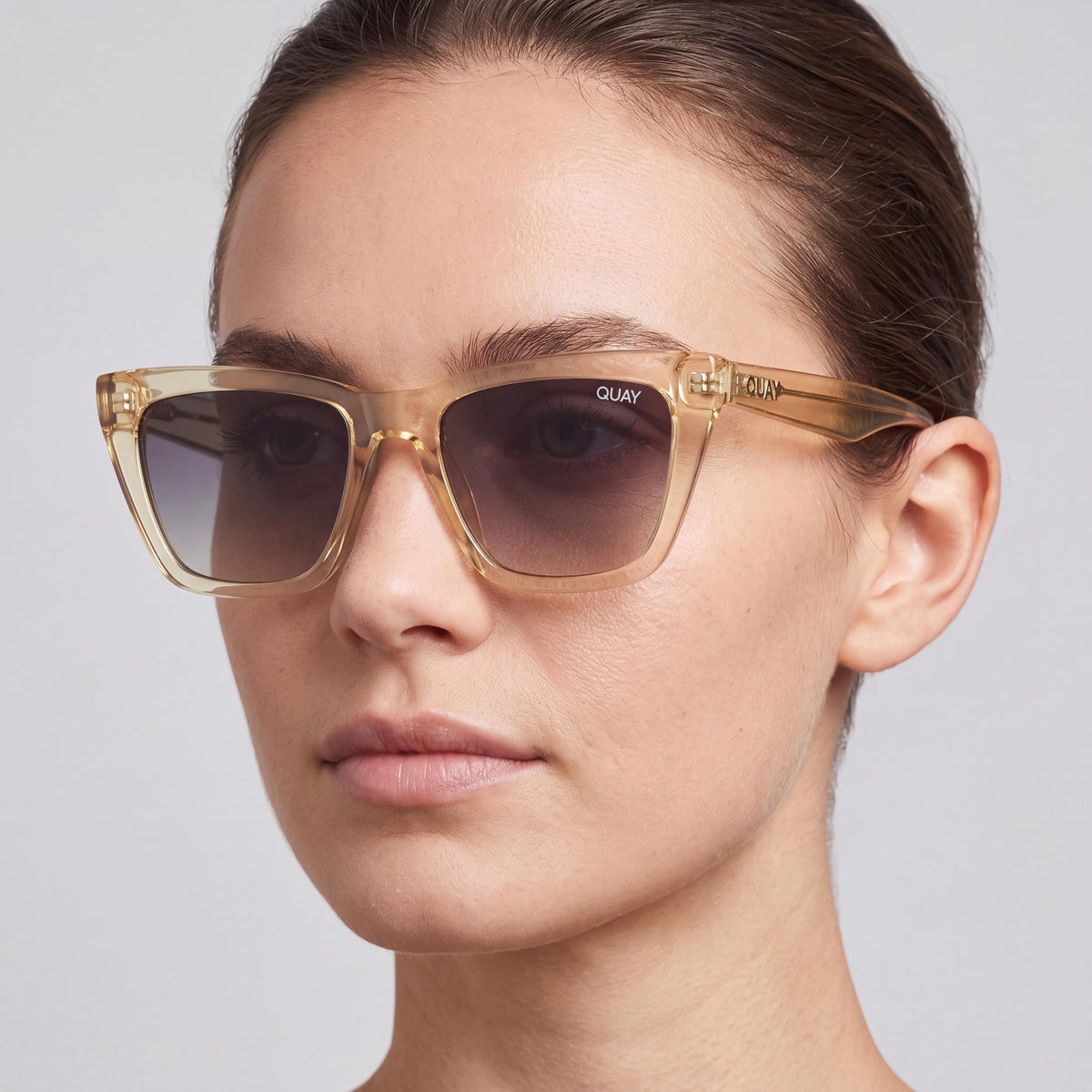 QUAY AUSTRALIA Gafas de sol para mujer Call the Shots de ojo de gato daffodil inyectadas, lentes smoke topo, protección UV 145mm, Photo 4