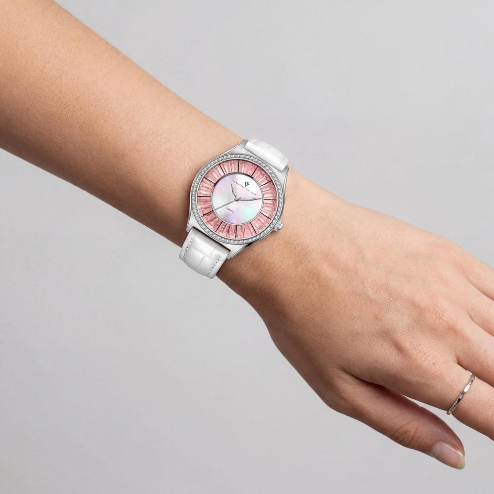 Reloj de cuarzo para mujer de Christian Van Sant, esfera de nácar, caja de acero inoxidable y correa de piel.