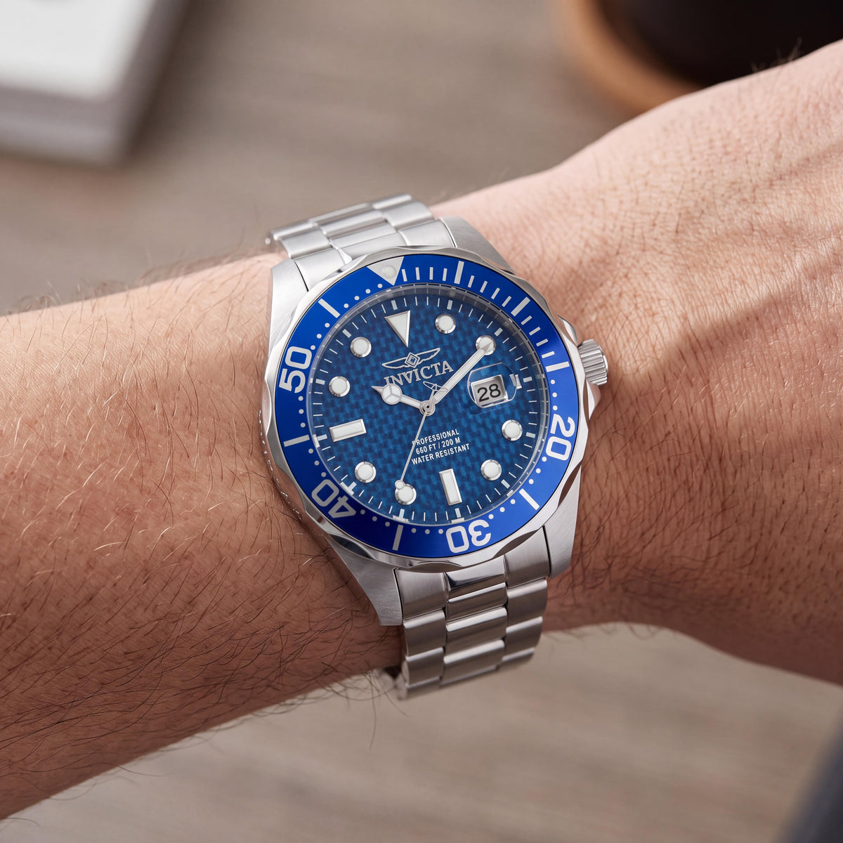 Reloj Invicta informal para hombre de 47 mm, caja y correa de acero inoxidable azul en tono plateado, movimiento de cuarzo y resistencia al agua de 200 m, Photo 4