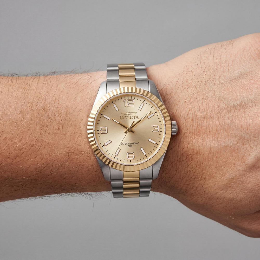 Reloj unisex moderno Invicta 47472 de cuarzo plateado y acero inoxidable, esfera dorada, resistente al agua hasta 5 ATM, 36 mm