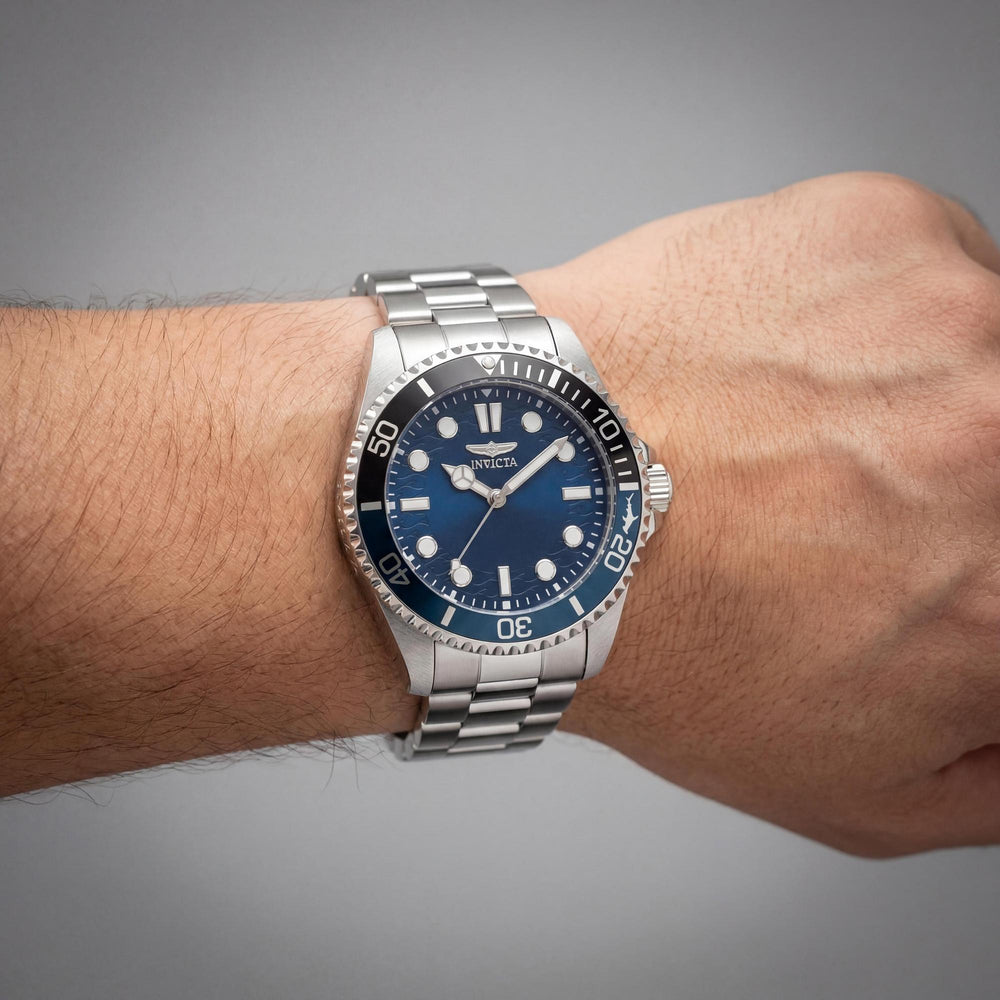 Reloj de cuarzo Invicta Pro Diver 49704 para hombre con caja y pulsera de acero inoxidable de 43 mm y esfera azul.