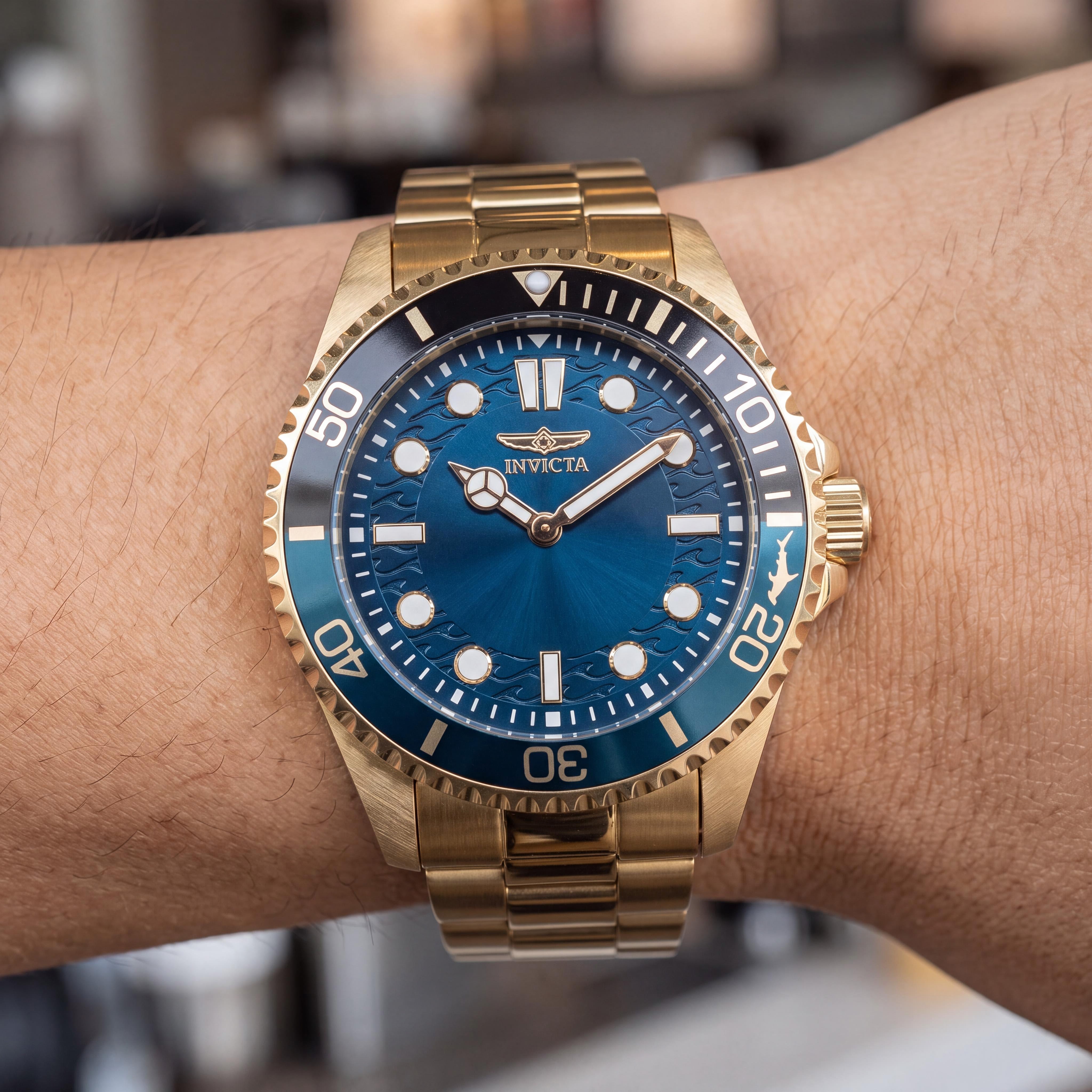 Invicta Pro Diver 49707 Reloj de Cuarzo Unisex con Caja Dorada, Brazalete de Acero Inoxidable y Esfera Azul, 43mm, Photo 4