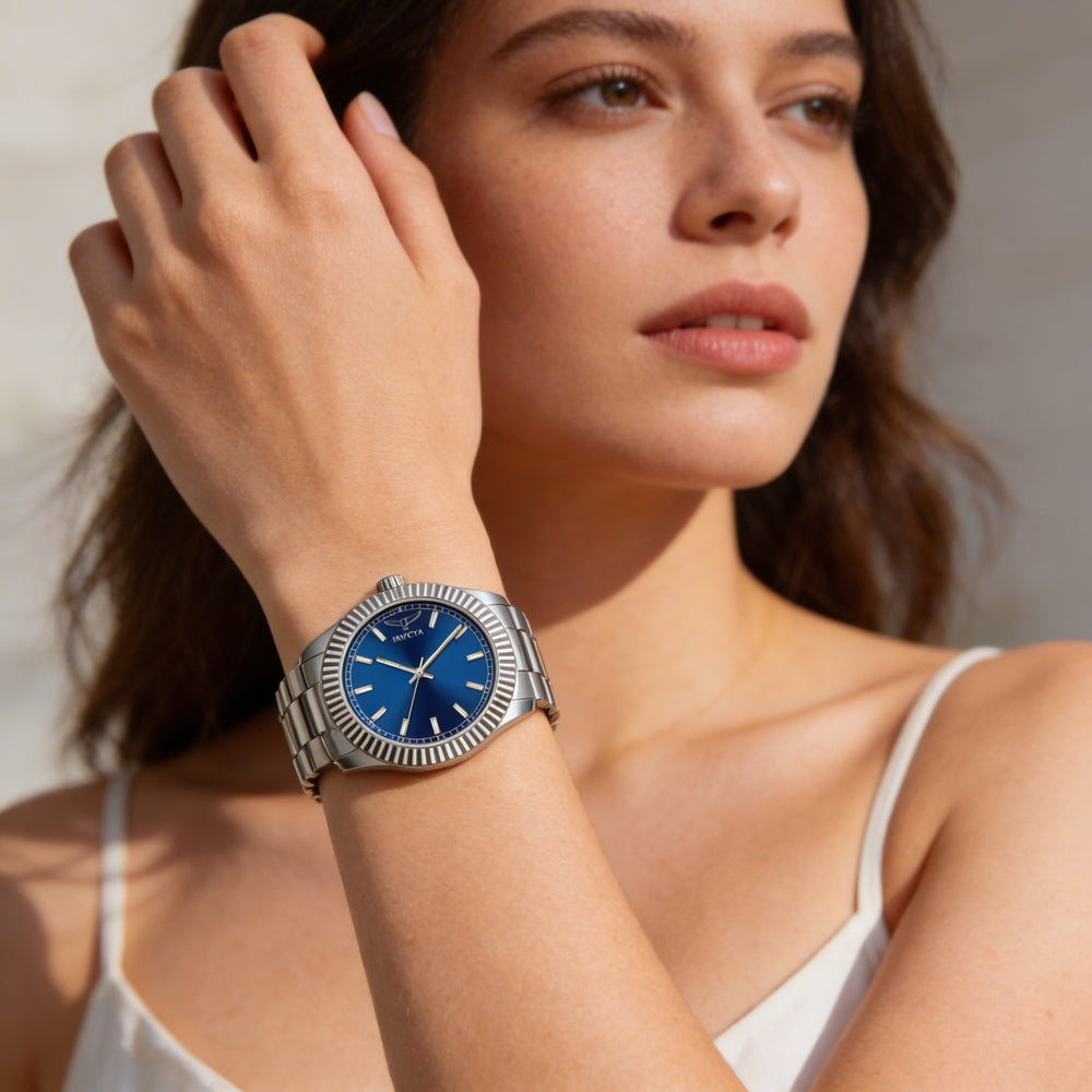 Reloj de cuarzo unisex Invicta Specialty 69015, caja de acero inoxidable de 40 mm, esfera azul, brazalete de acero inoxidable.