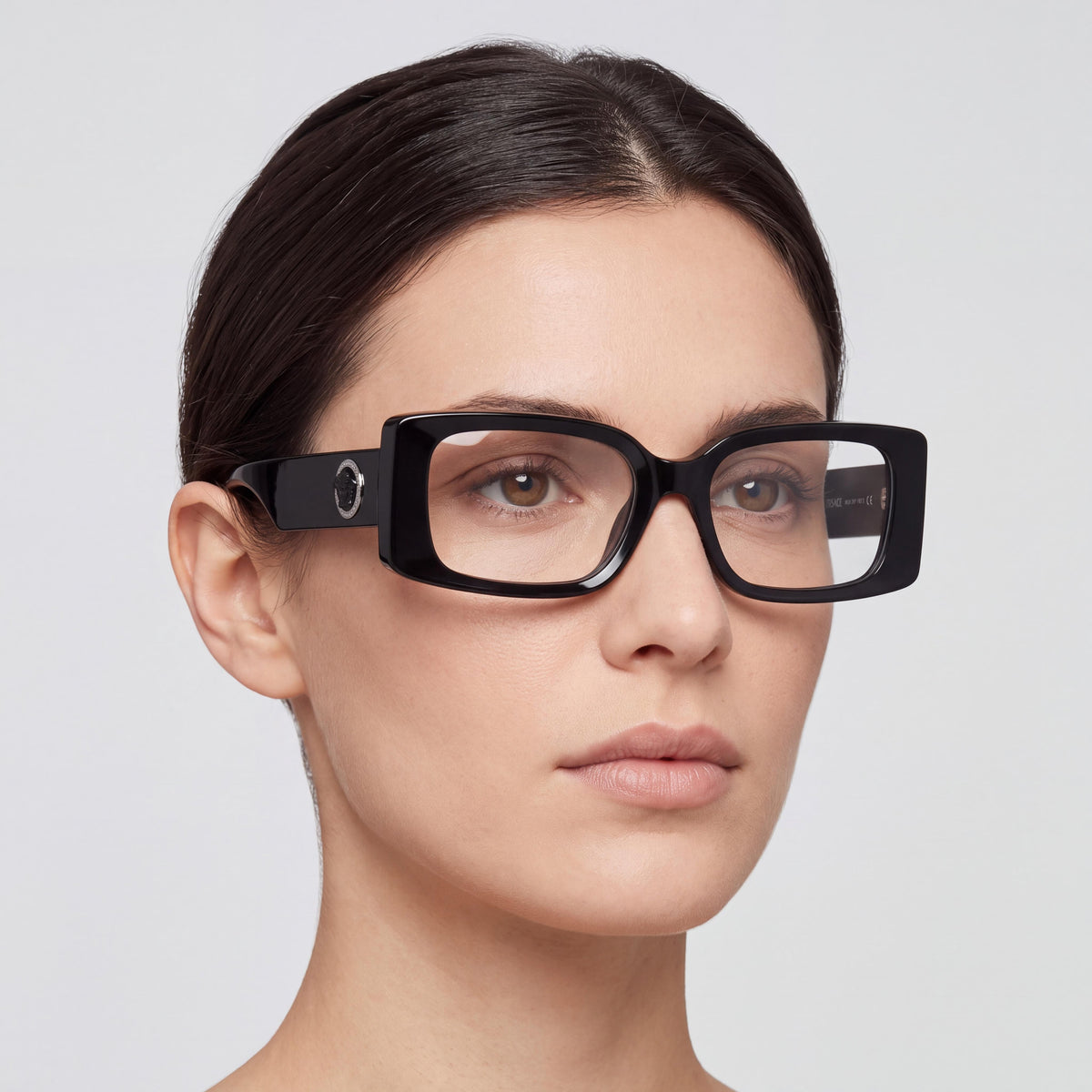Gafas graduadas contemporáneas para mujer de Versace con montura de policarbonato en negro con logotipo dorado, ancho de lente de 51 mm, Photo 4