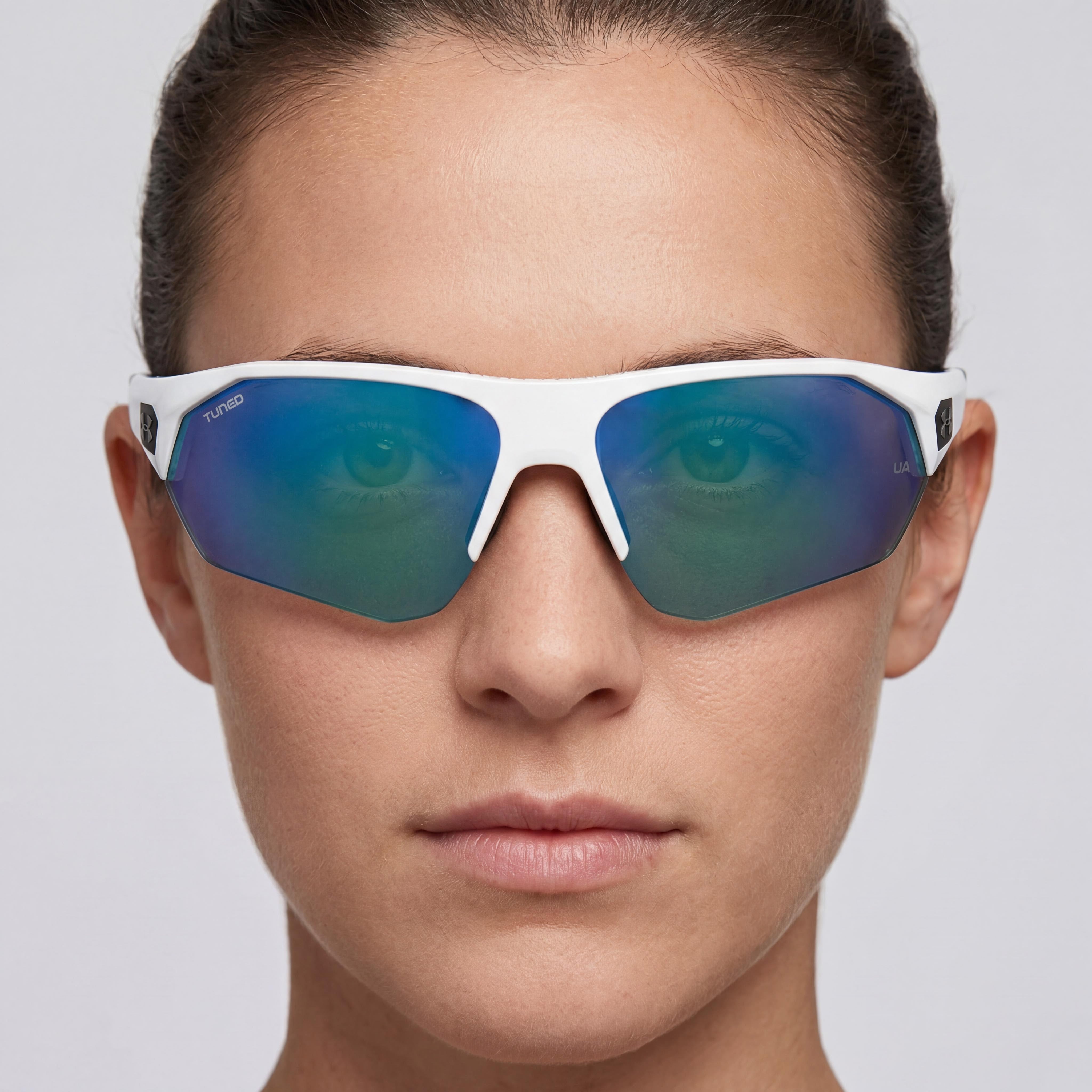 Gafas de sol unisex Under Armour Playmaker Wrap, armazón blanco y negro, lentes verdes multicapa no polarizadas, protección UV, 72 mm, Photo 3