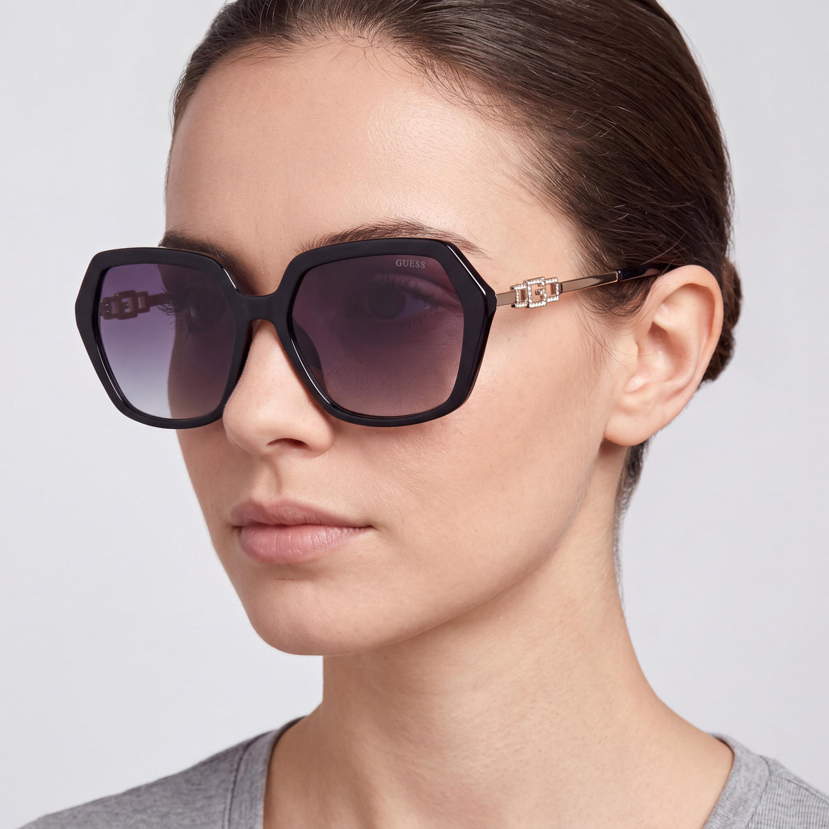 GUESS Gu00267 Classic Unisex Sunglasses with Shiny Black Frame, Lens Width 57mm, Bridge Width 17mm, Temple Length 140mm, Photo 4