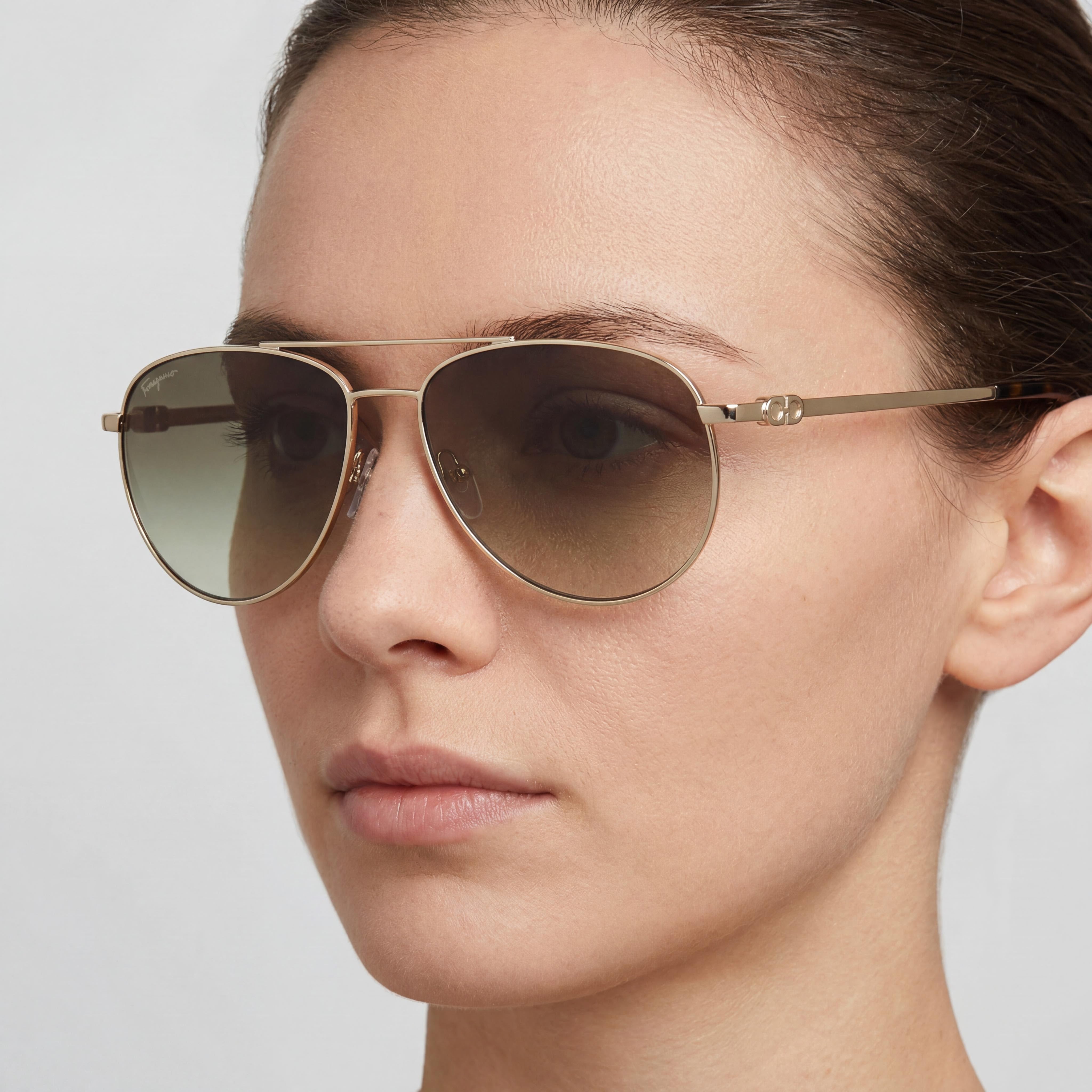 Gafas de sol unisex Ferragamo SF157S Aviators de metal dorado con lentes degradadas grises de 60 mm y protección UV, Photo 4