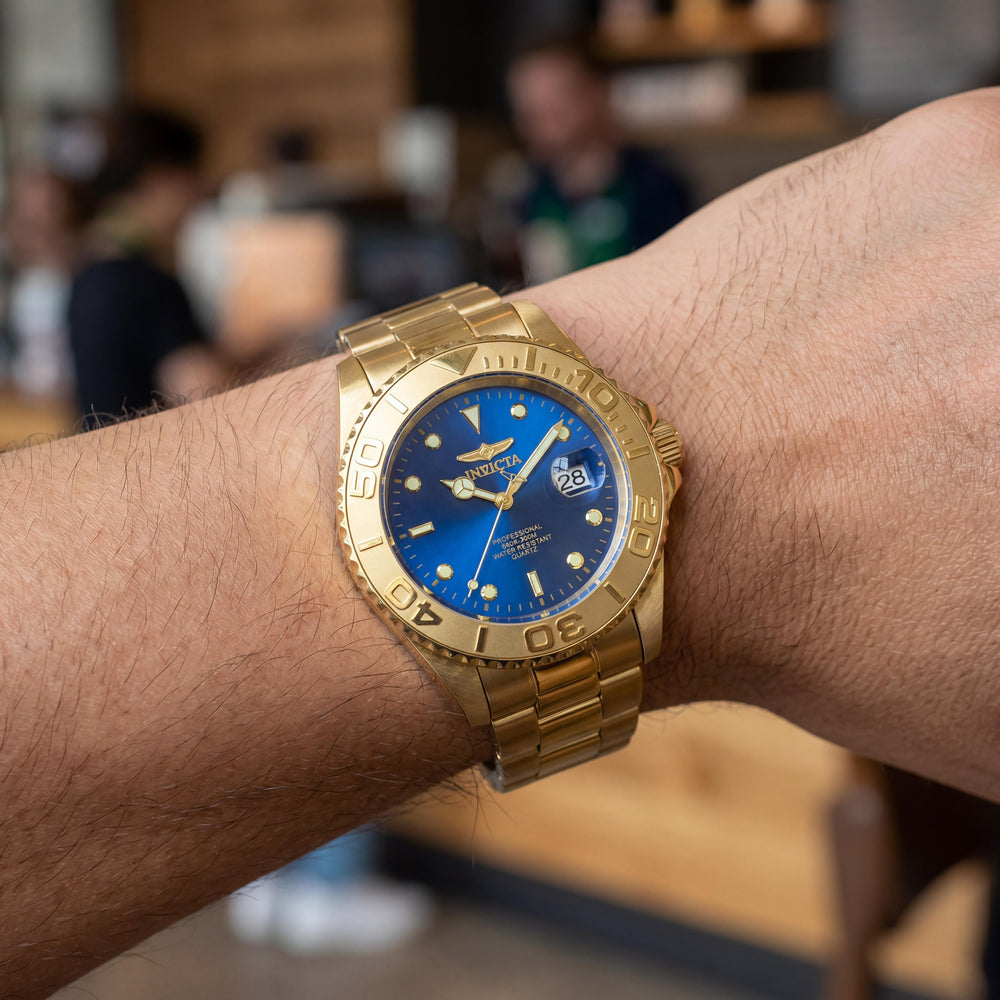 Invicta Reloj de buceo de cuarzo para hombre 29947, acero inoxidable tono dorado de 43 mm, esfera azul, resistente al agua 200M